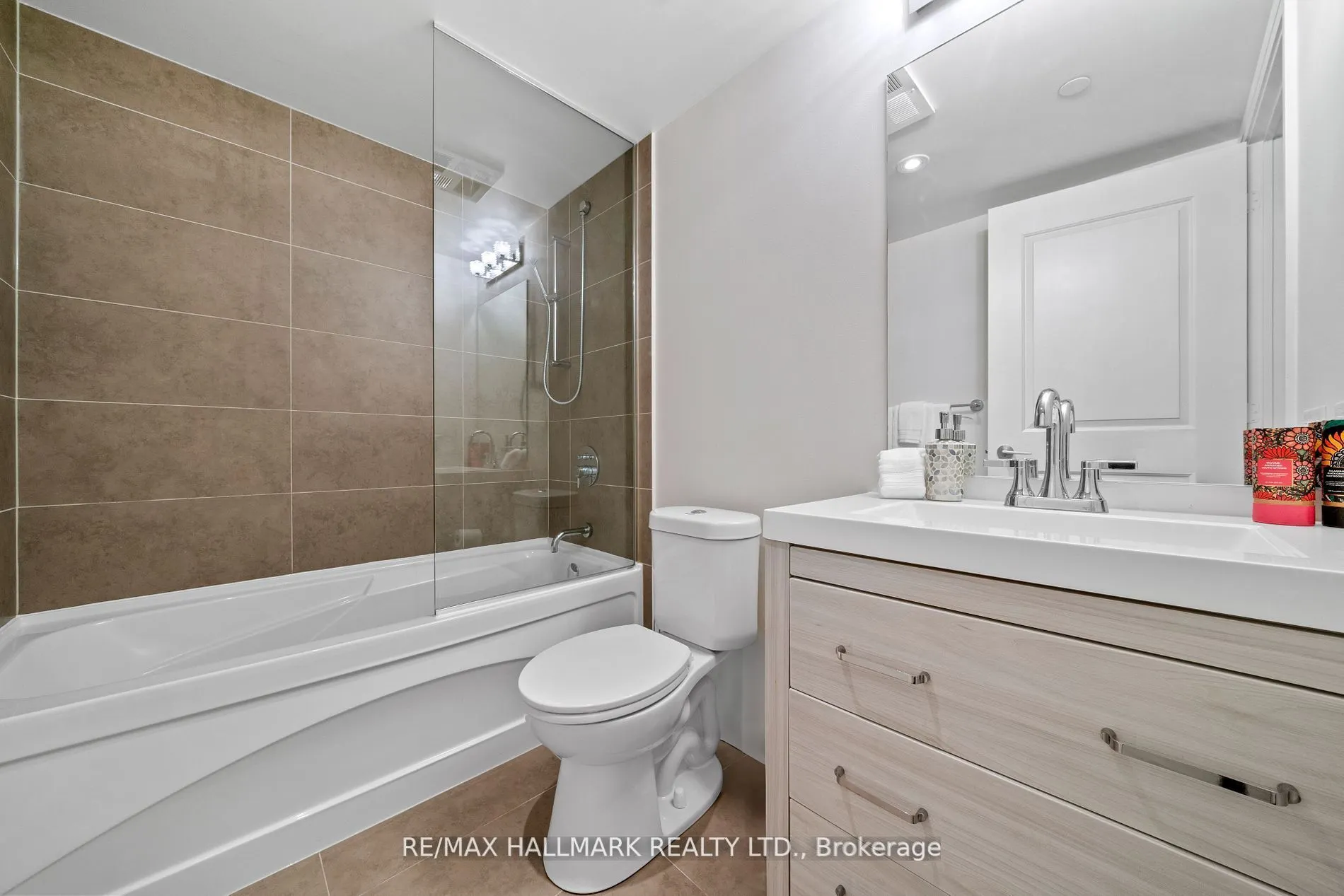 7608 Yonge Street, #111
