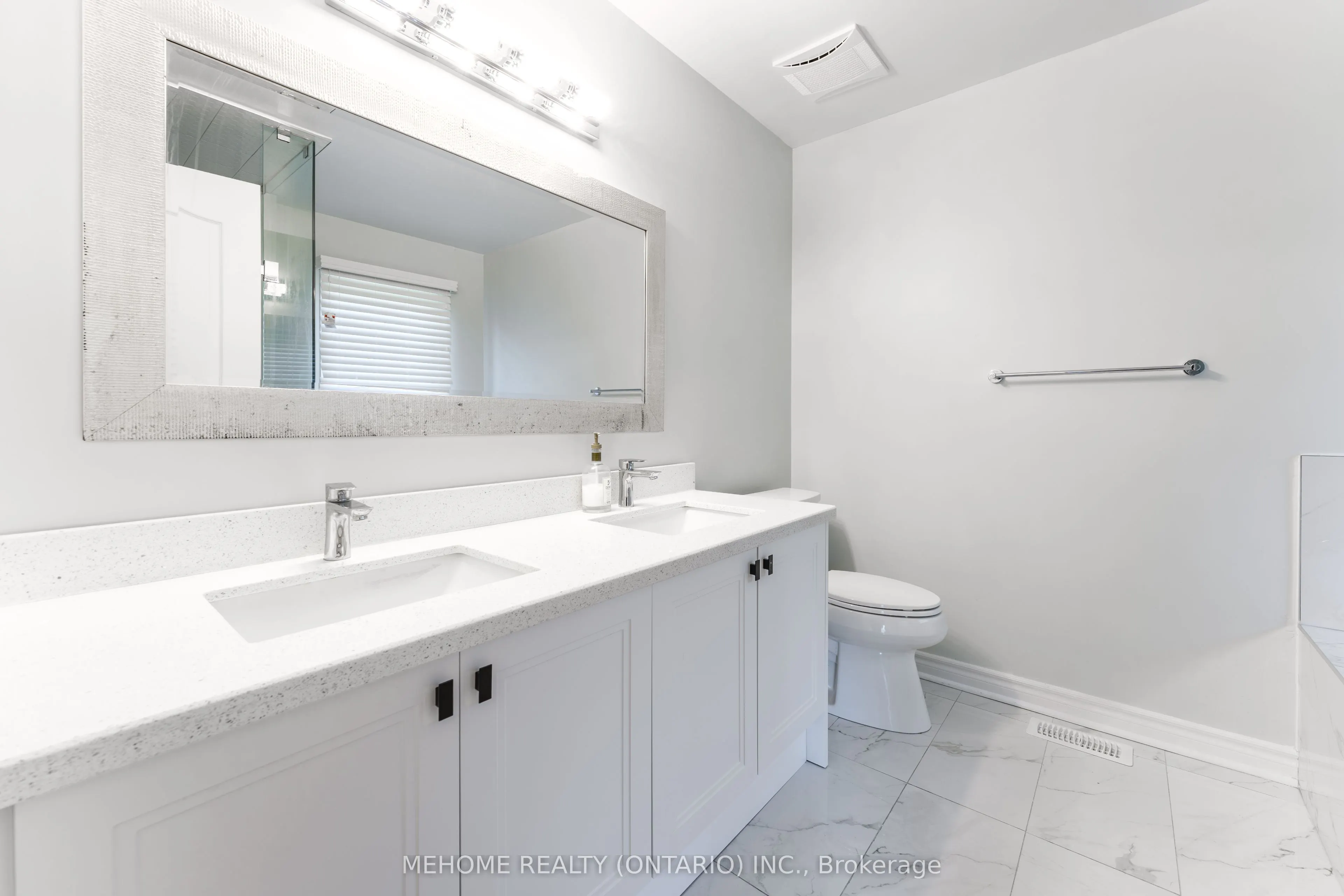 38 Desert View Crescent