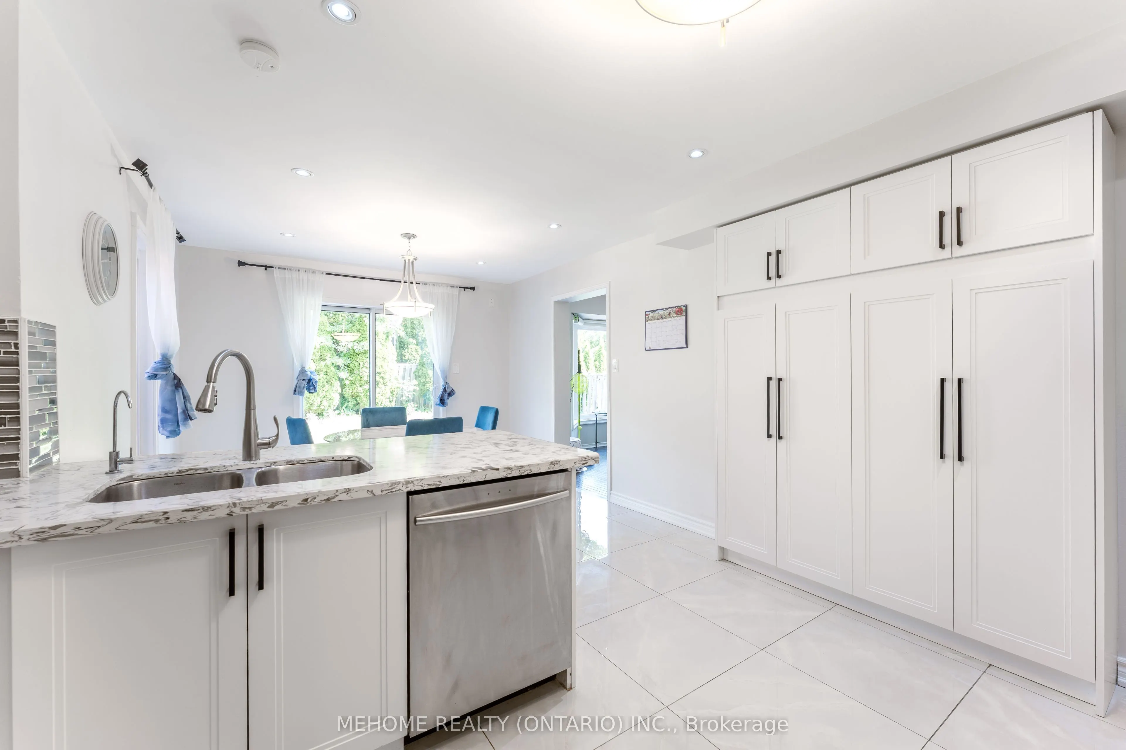 38 Desert View Crescent