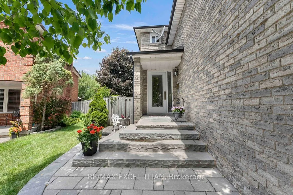 8 McNairn Court