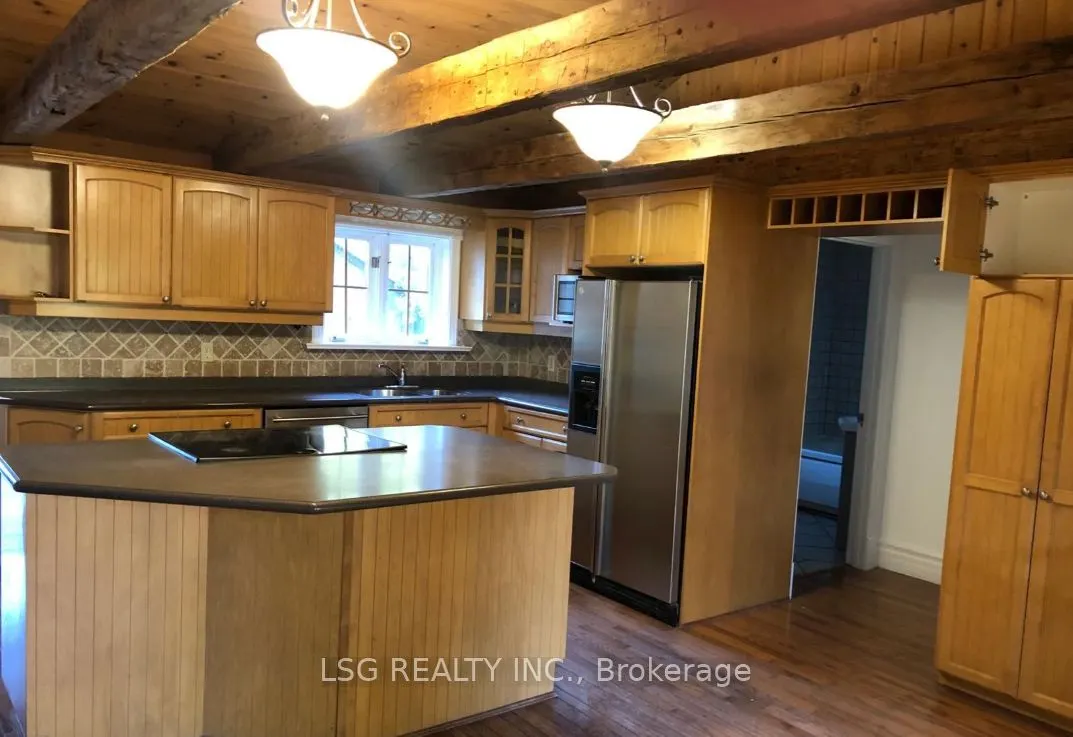521 Wellington Street W