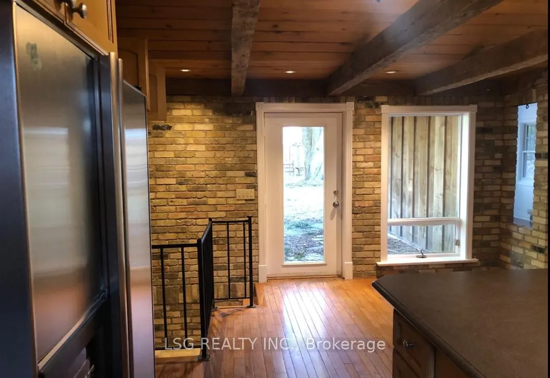 521 Wellington Street W