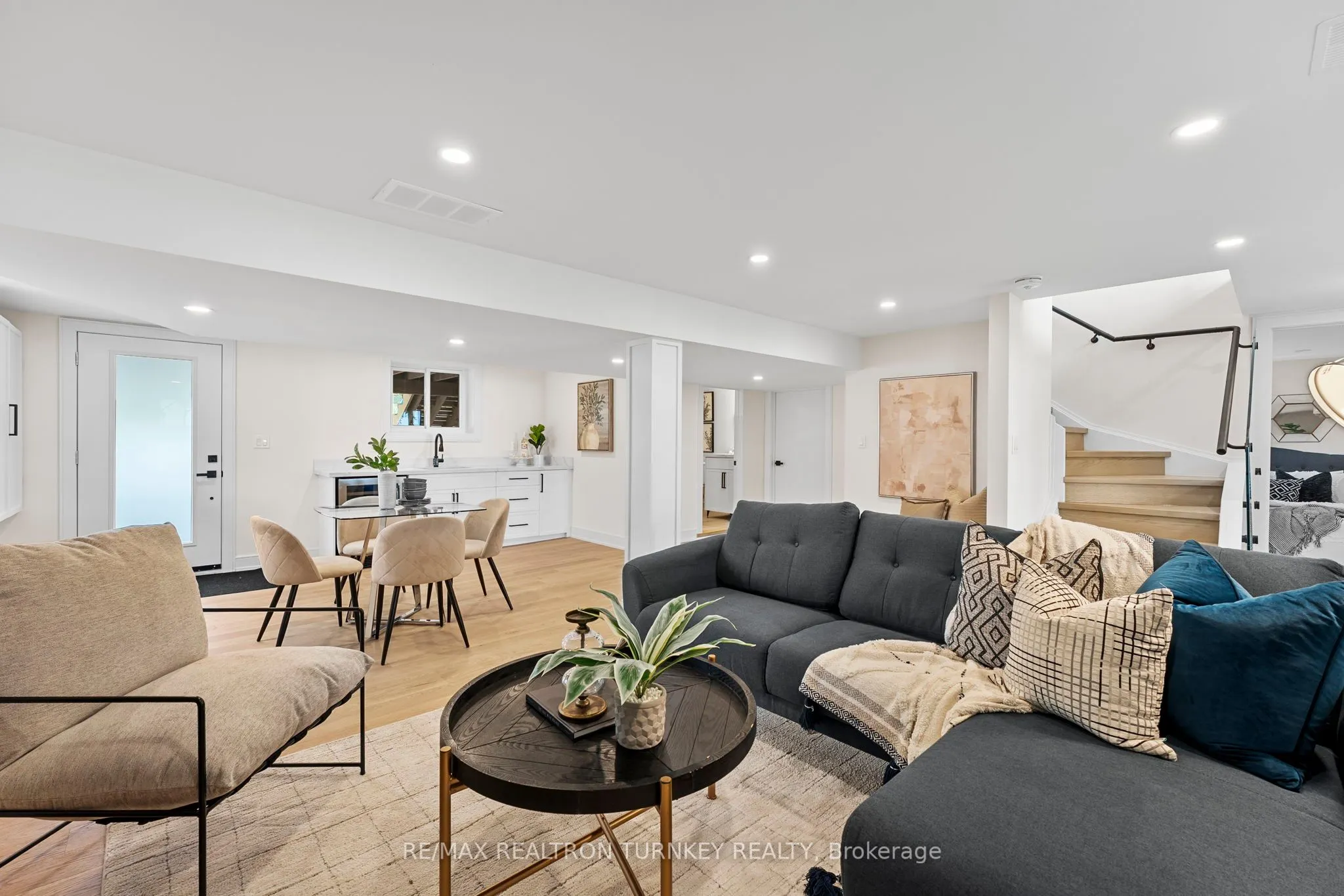 156 Holmes Point Road