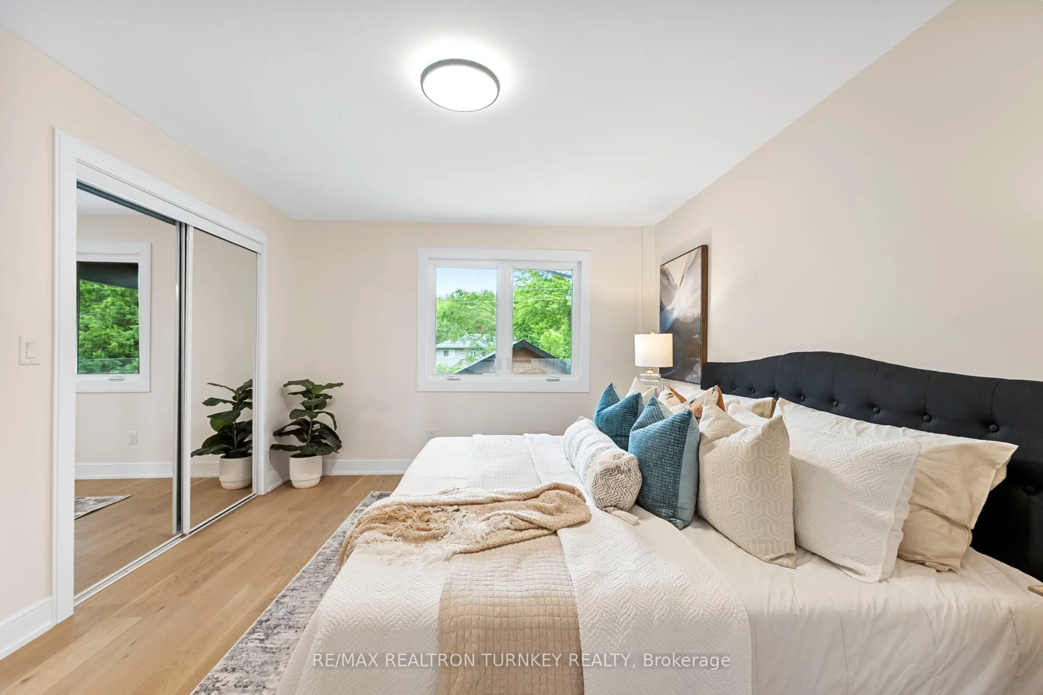 156 Holmes Point Road