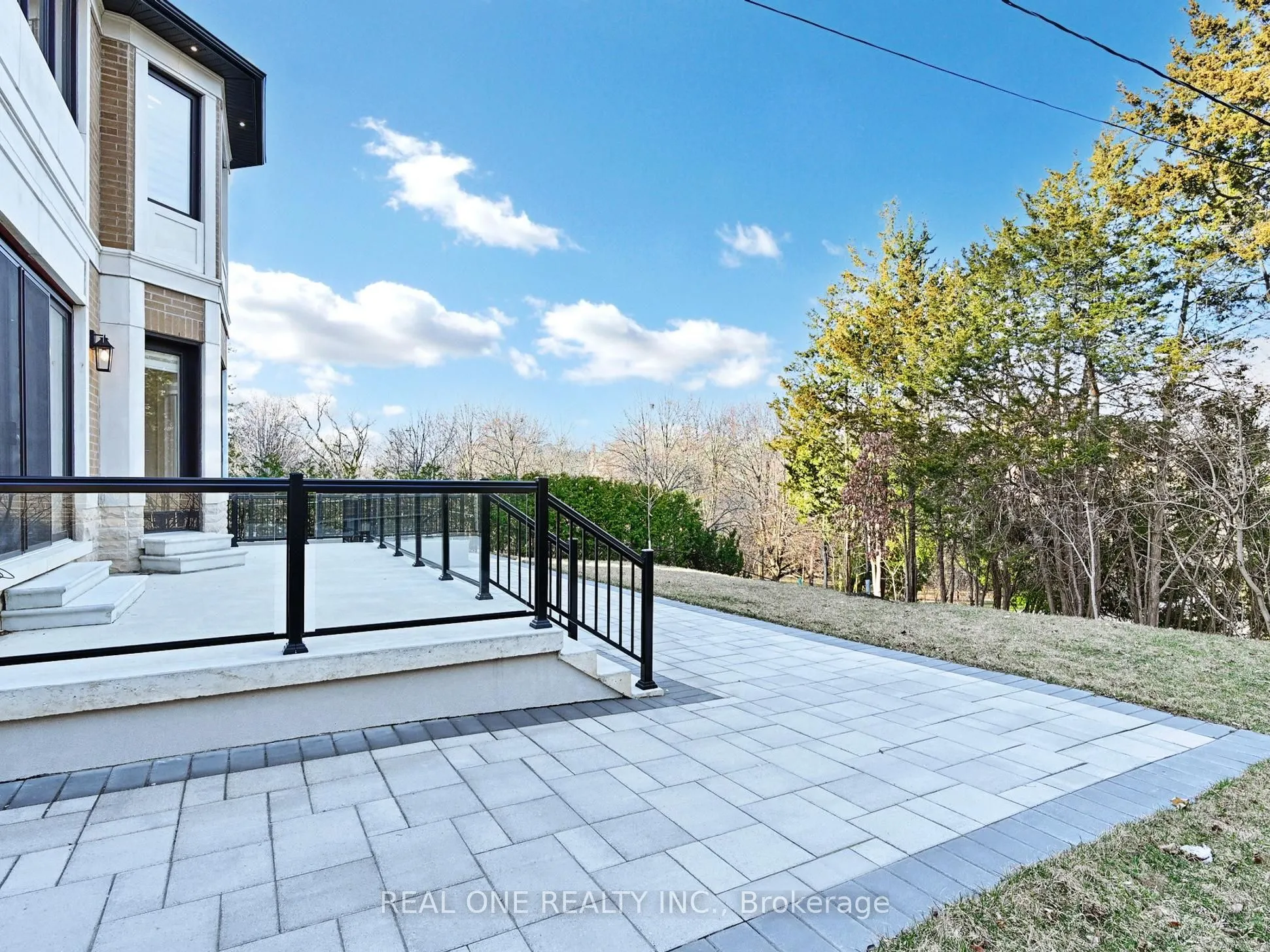 112 Robinson Street