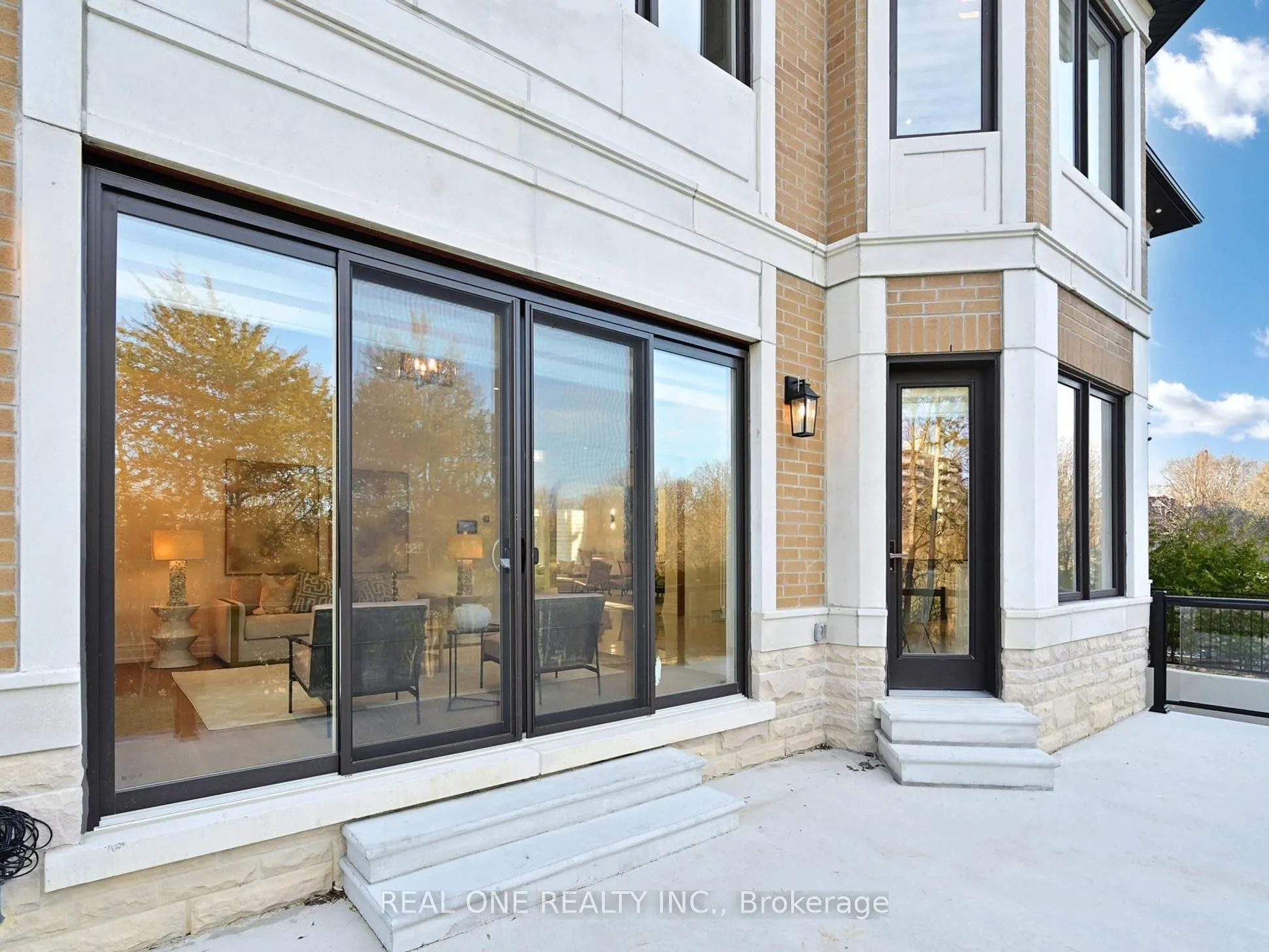112 Robinson Street