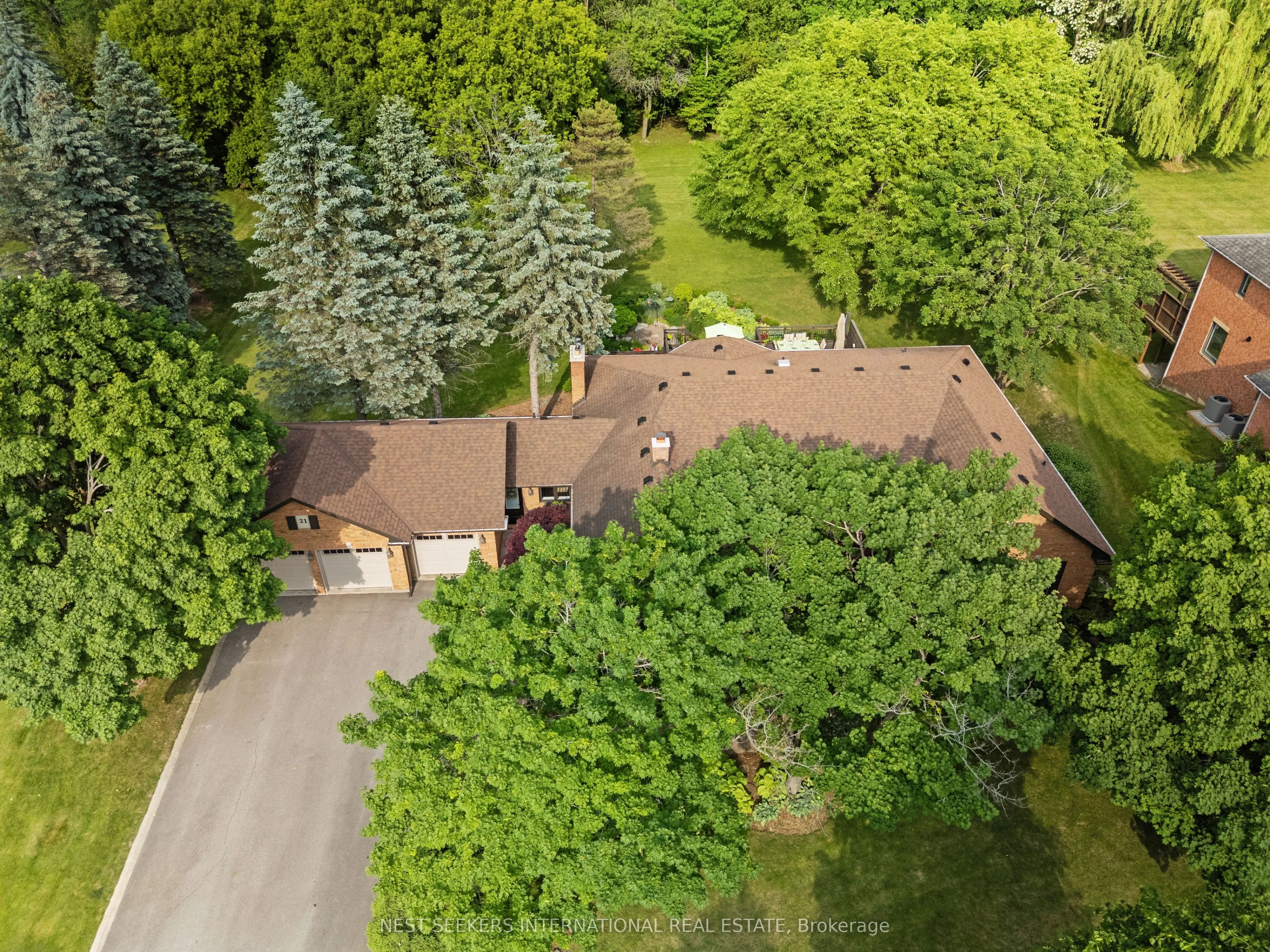 21 Rolling Court