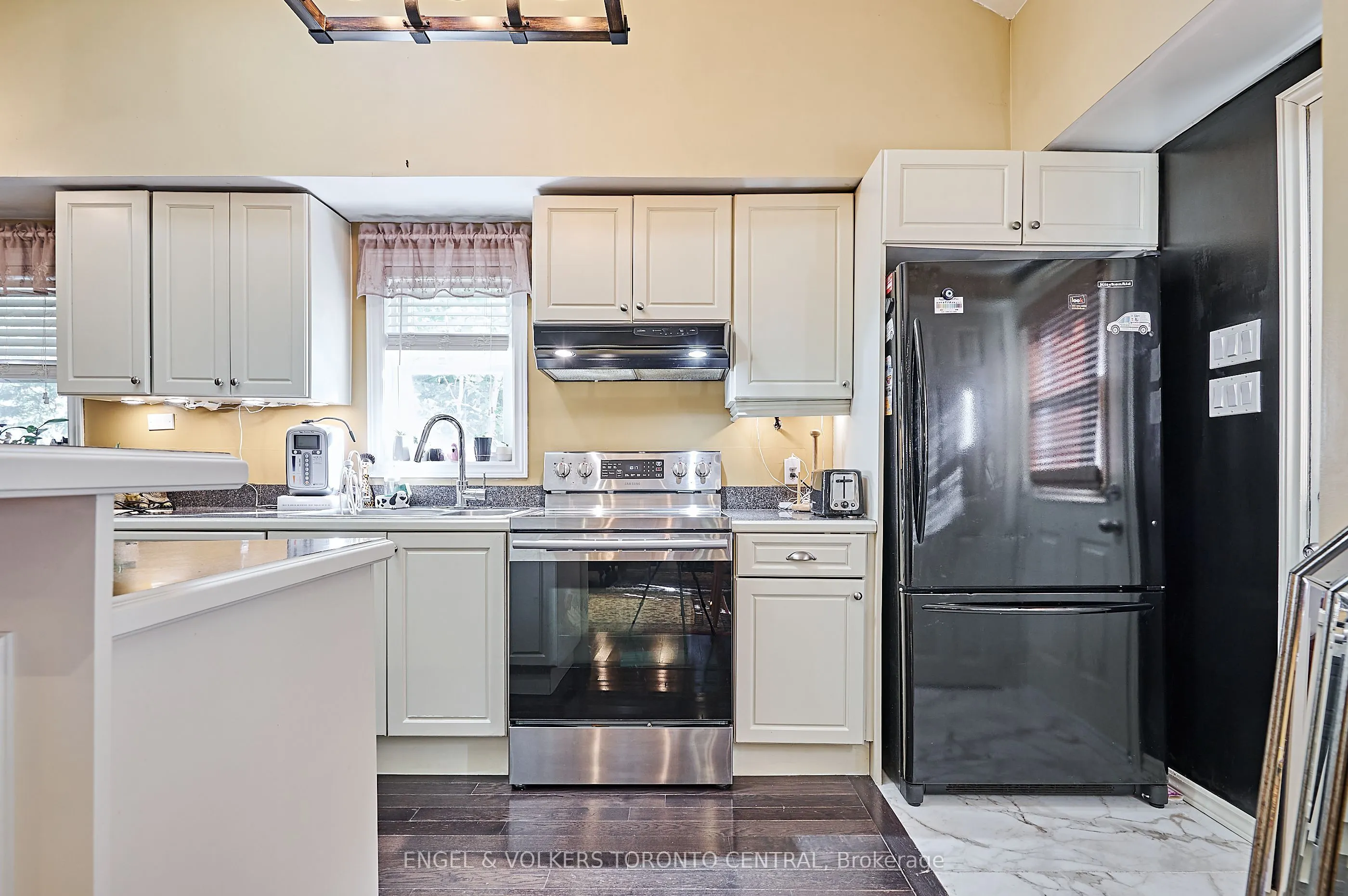 5907/5901 Lakeshore Road