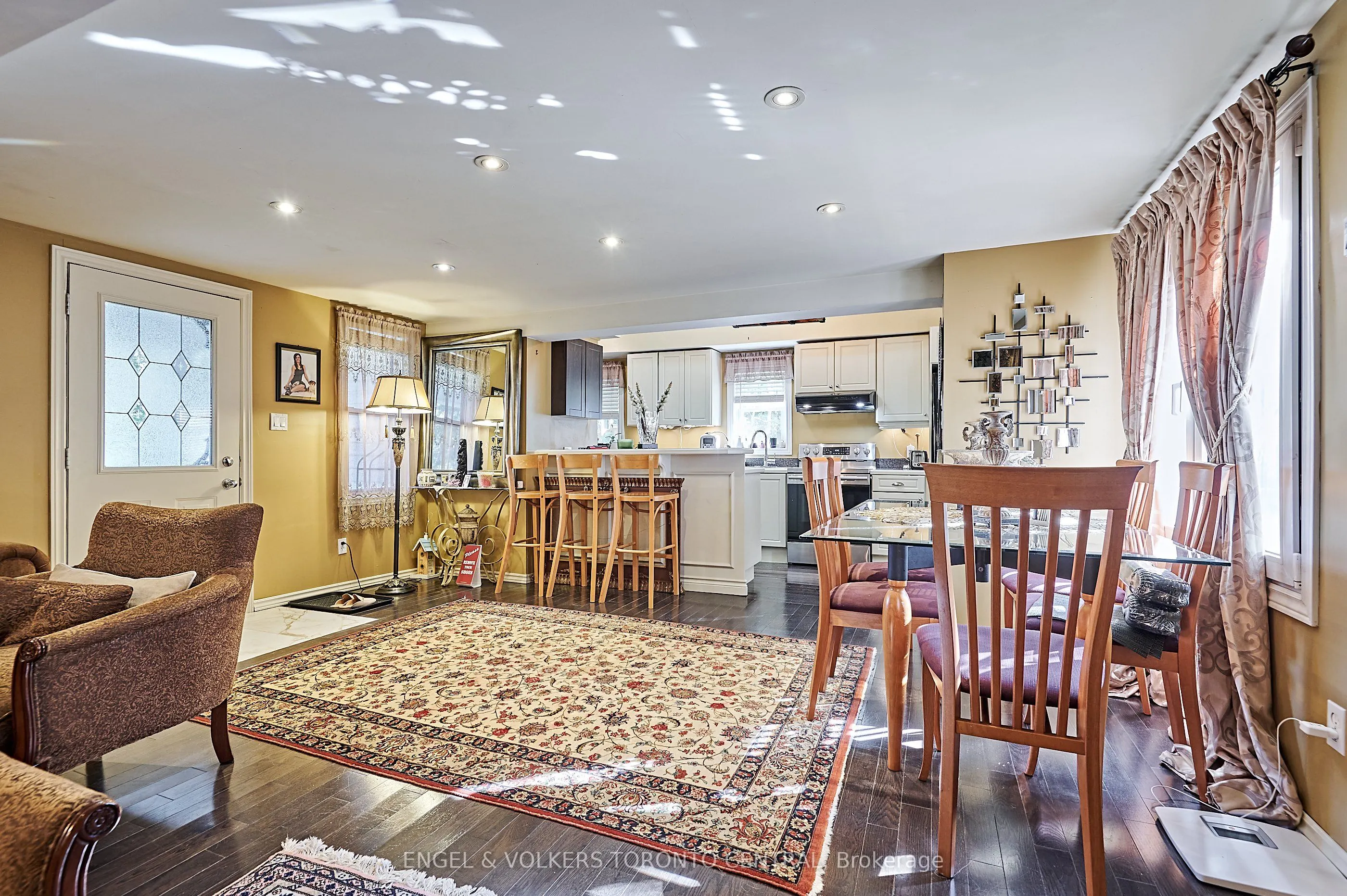 5907/5901 Lakeshore Road