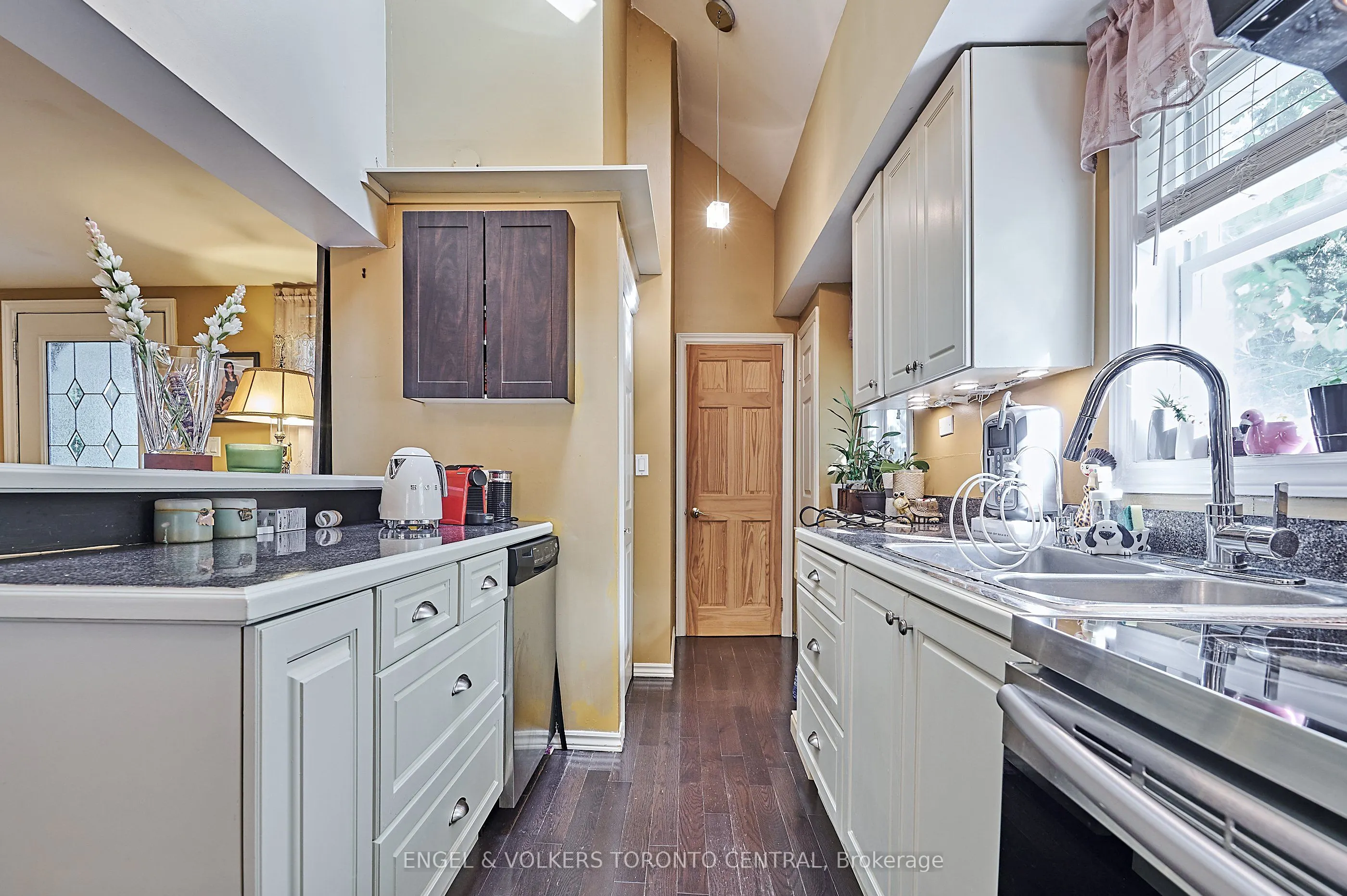 5907/5901 Lakeshore Road