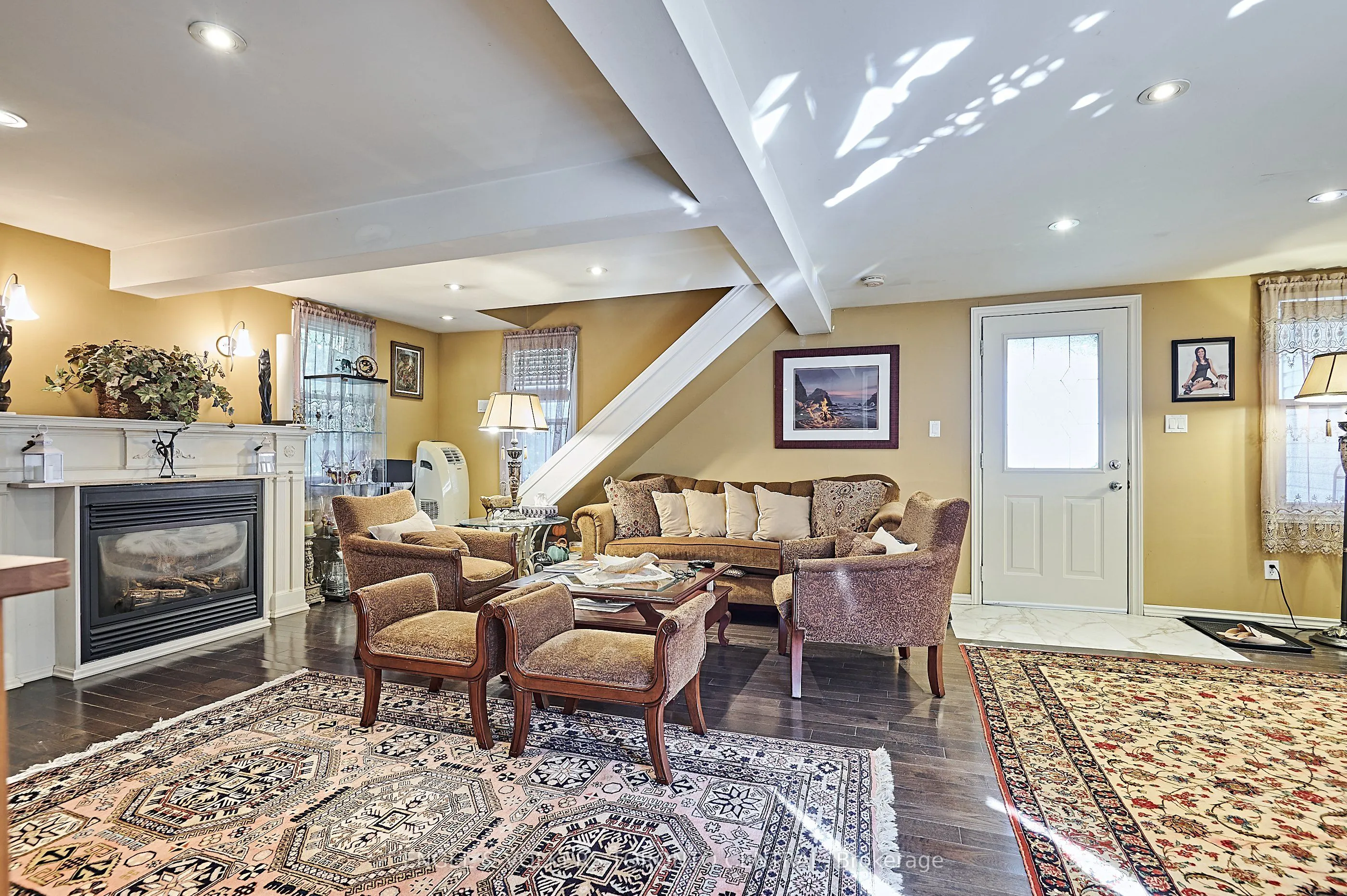 5907/5901 Lakeshore Road
