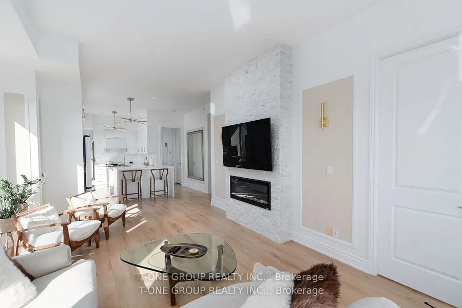 9090 Yonge Street, #PH5