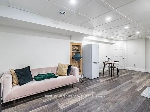 47 HAWKE Crescent