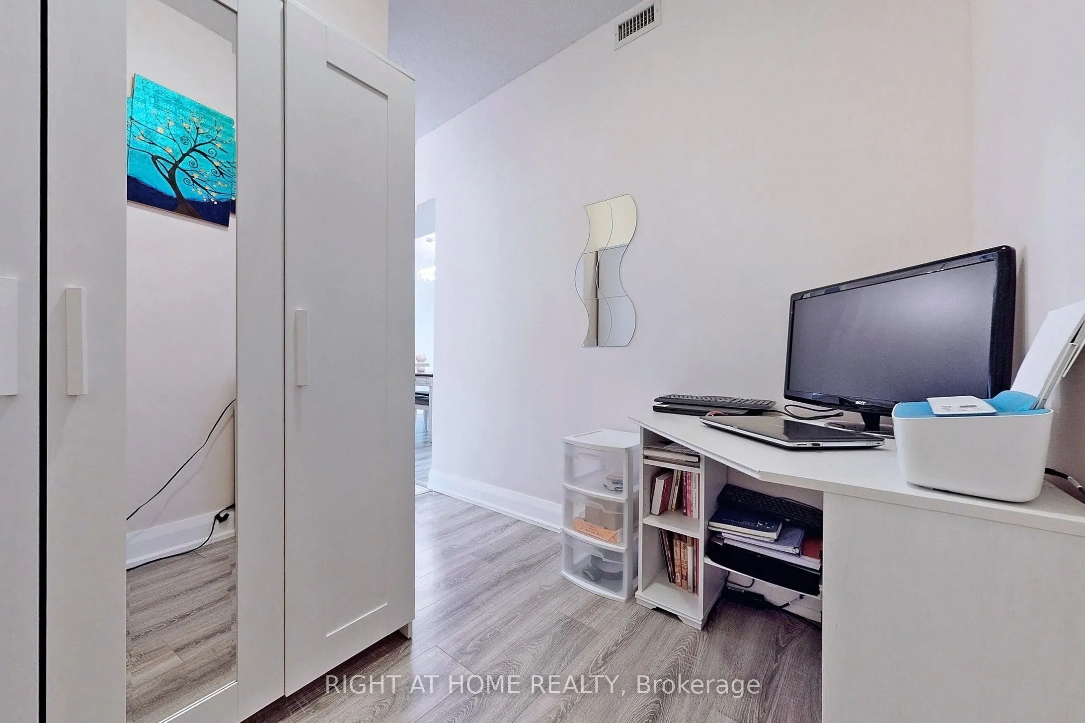 350 Red Maple Road, #817