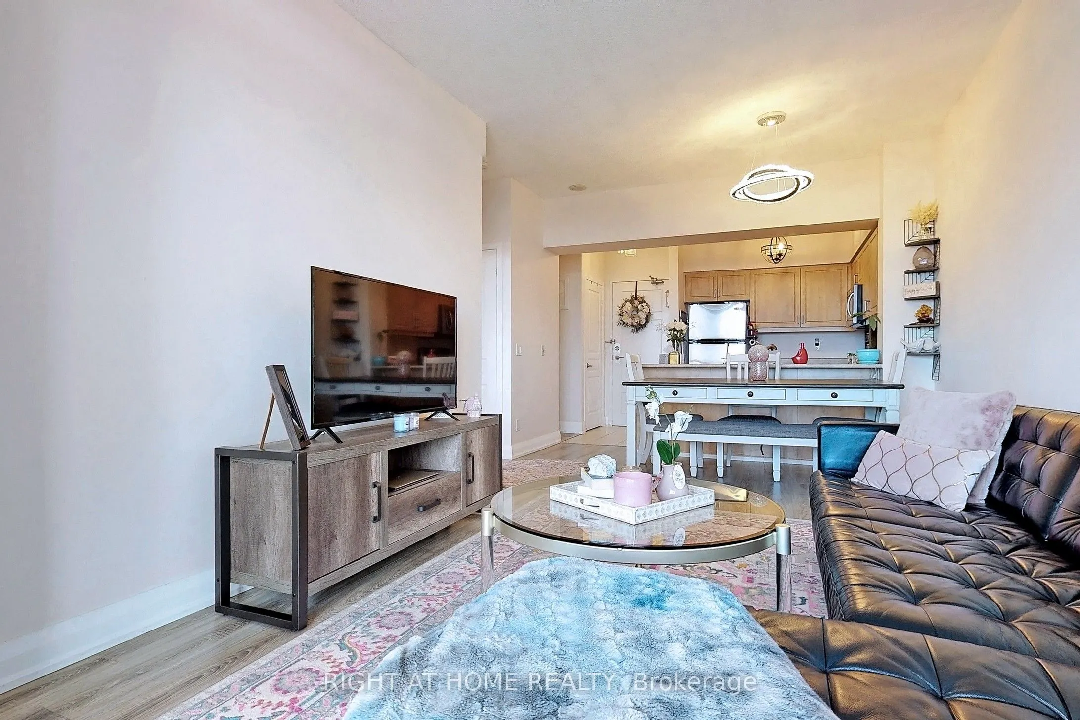 350 Red Maple Road, #817
