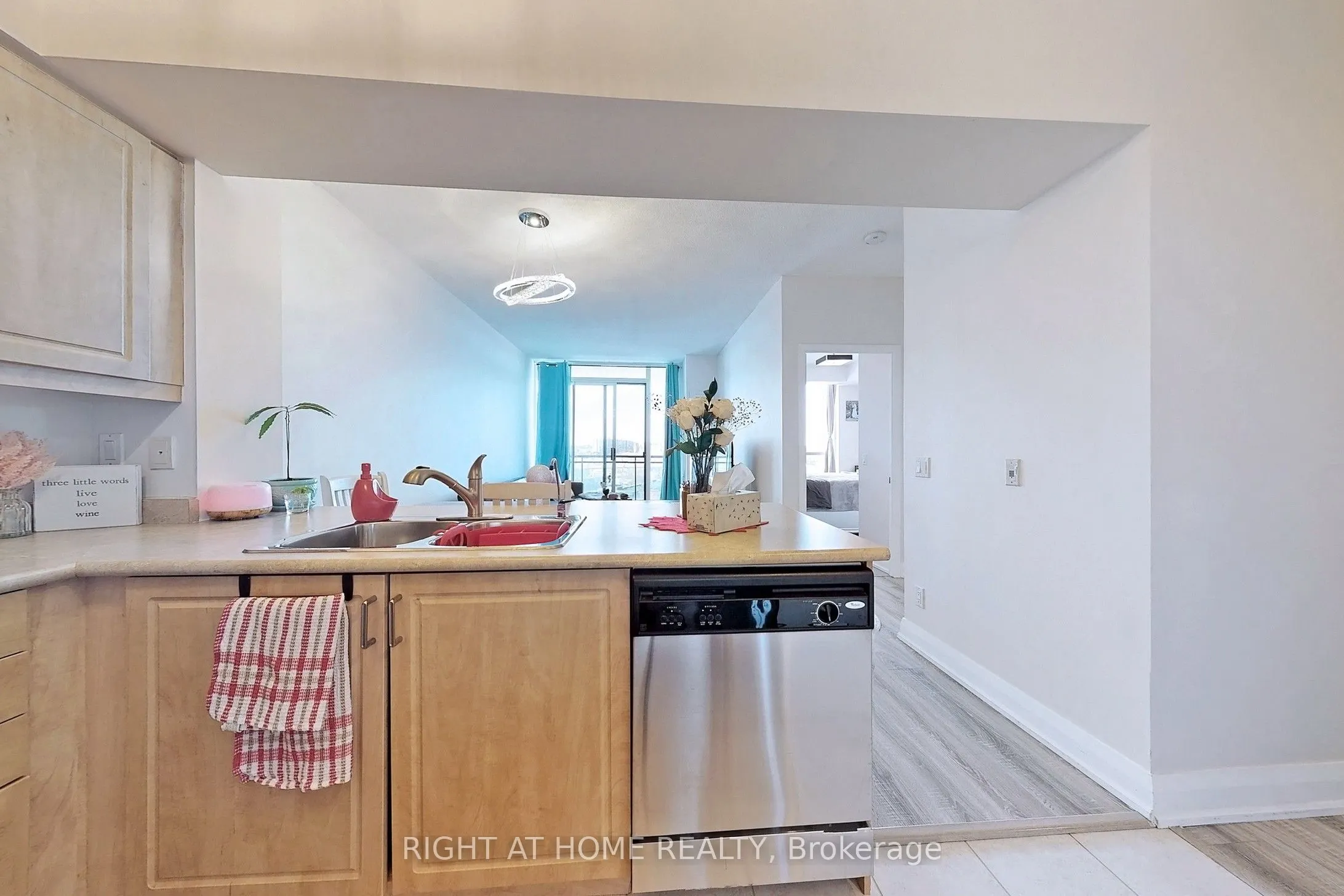 350 Red Maple Road, #817