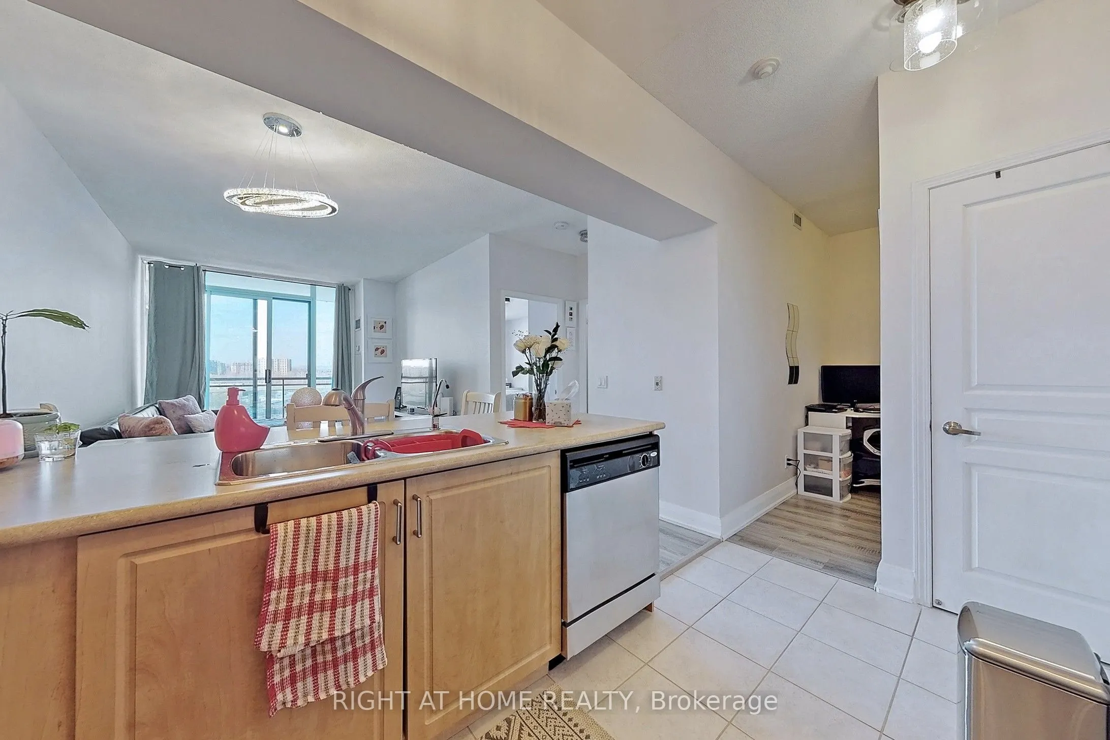 350 Red Maple Road, #817