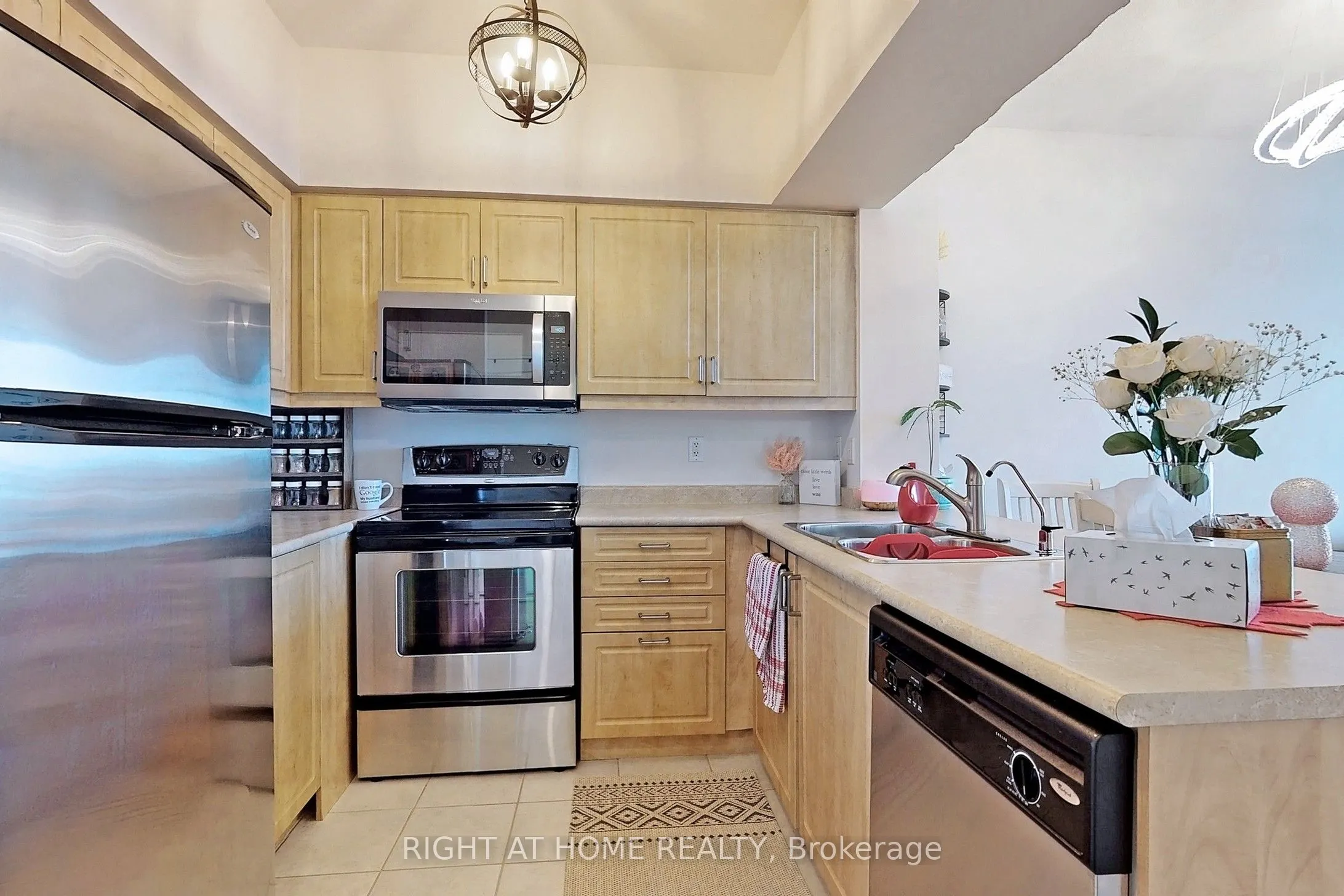 350 Red Maple Road, #817