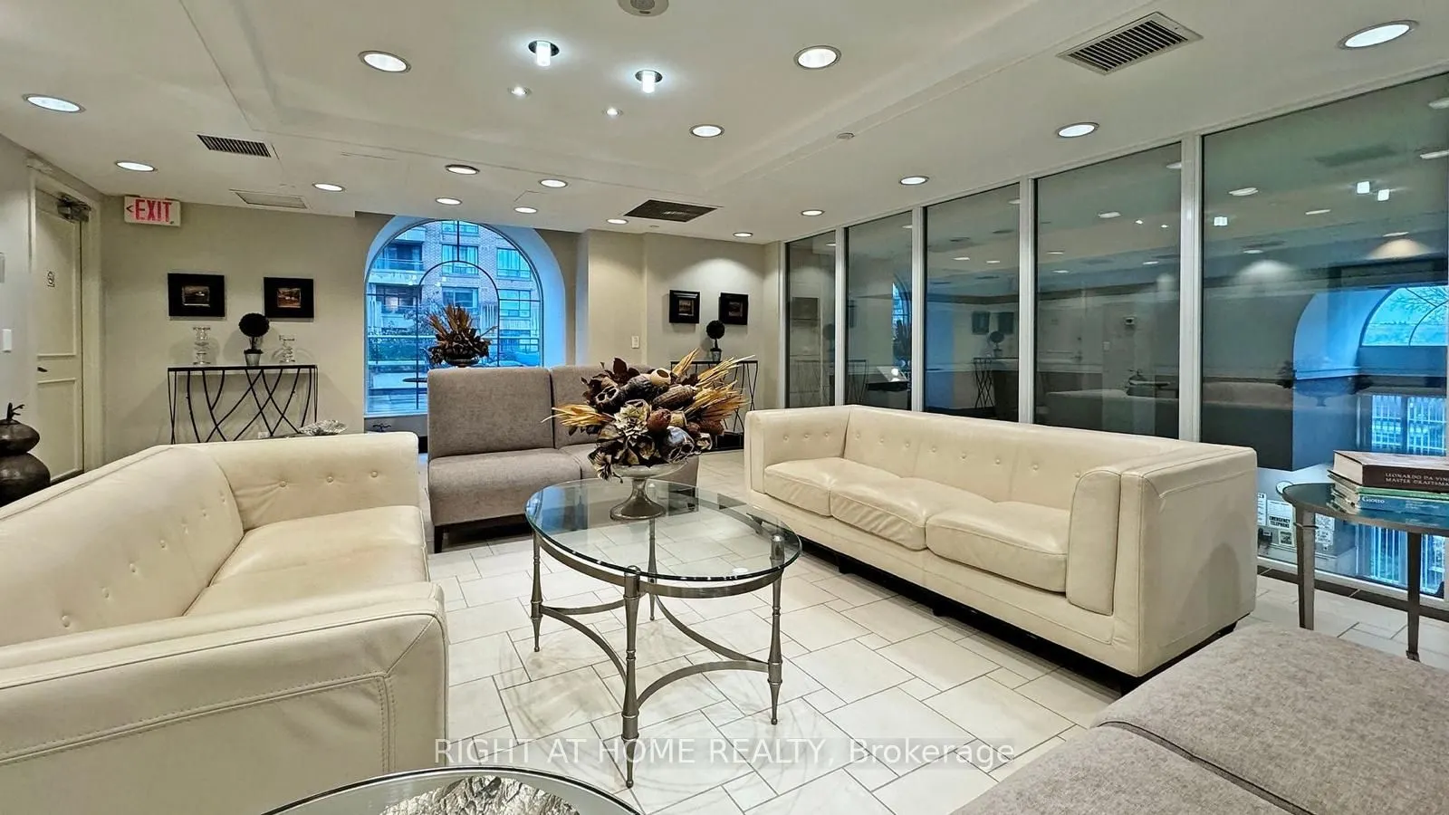 350 Red Maple Road, #817