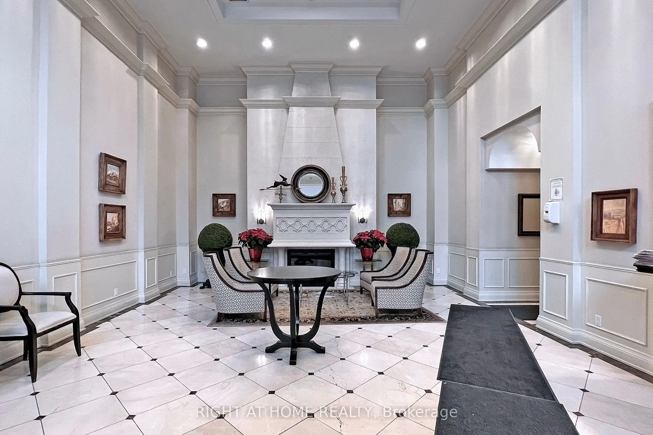 350 Red Maple Road, #817