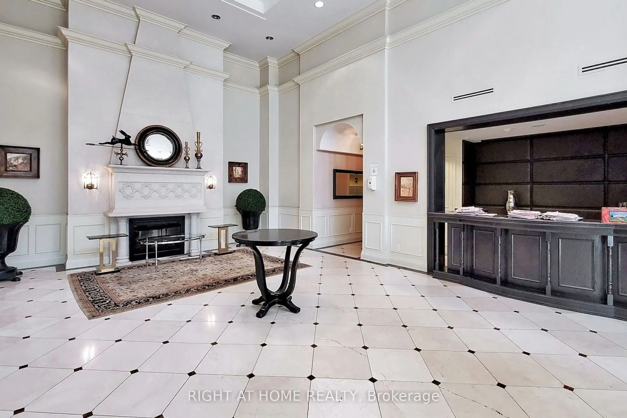 350 Red Maple Road, #817