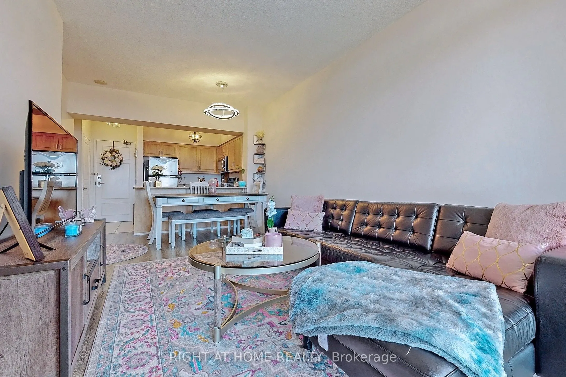 350 Red Maple Road, #817