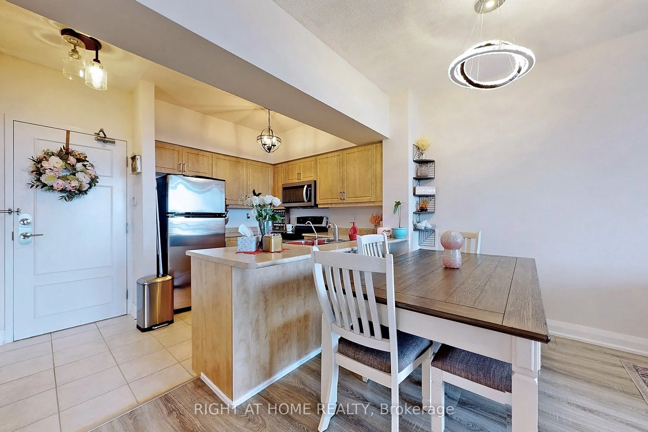 350 Red Maple Road, #817