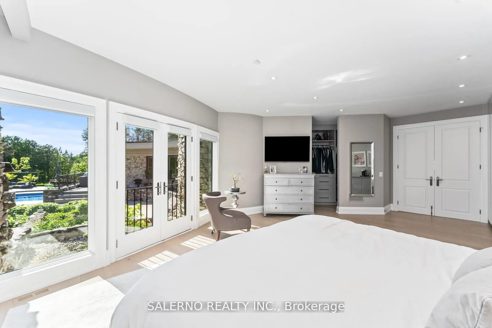 290 Kingscross Drive