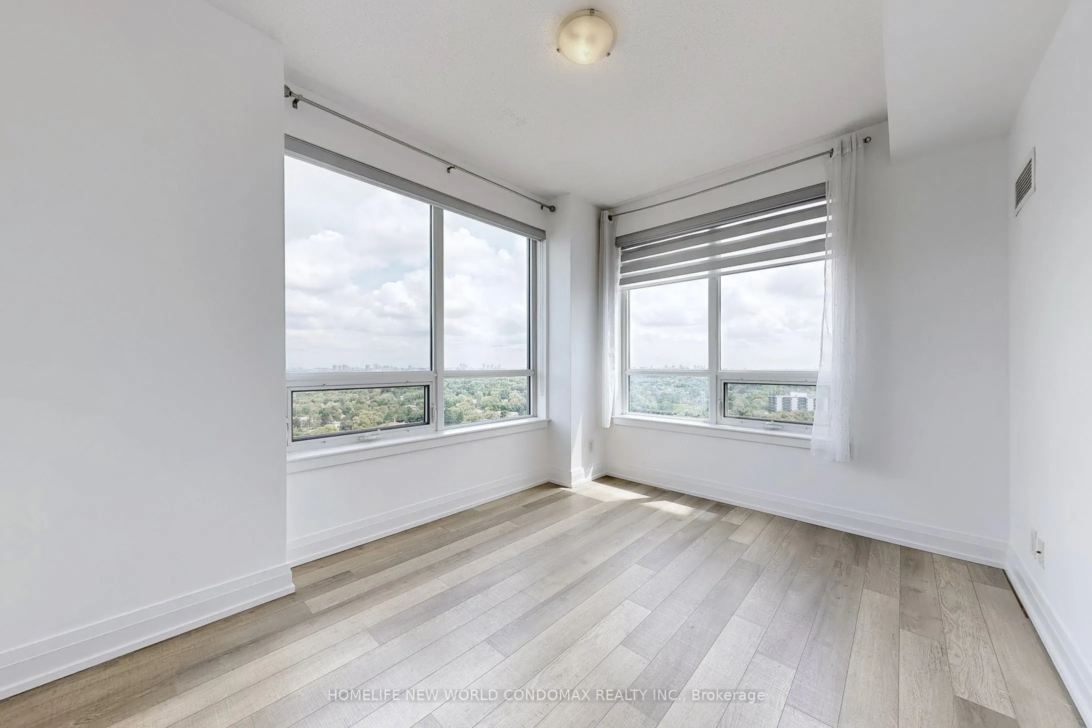 7165 Yonge Street, #1906