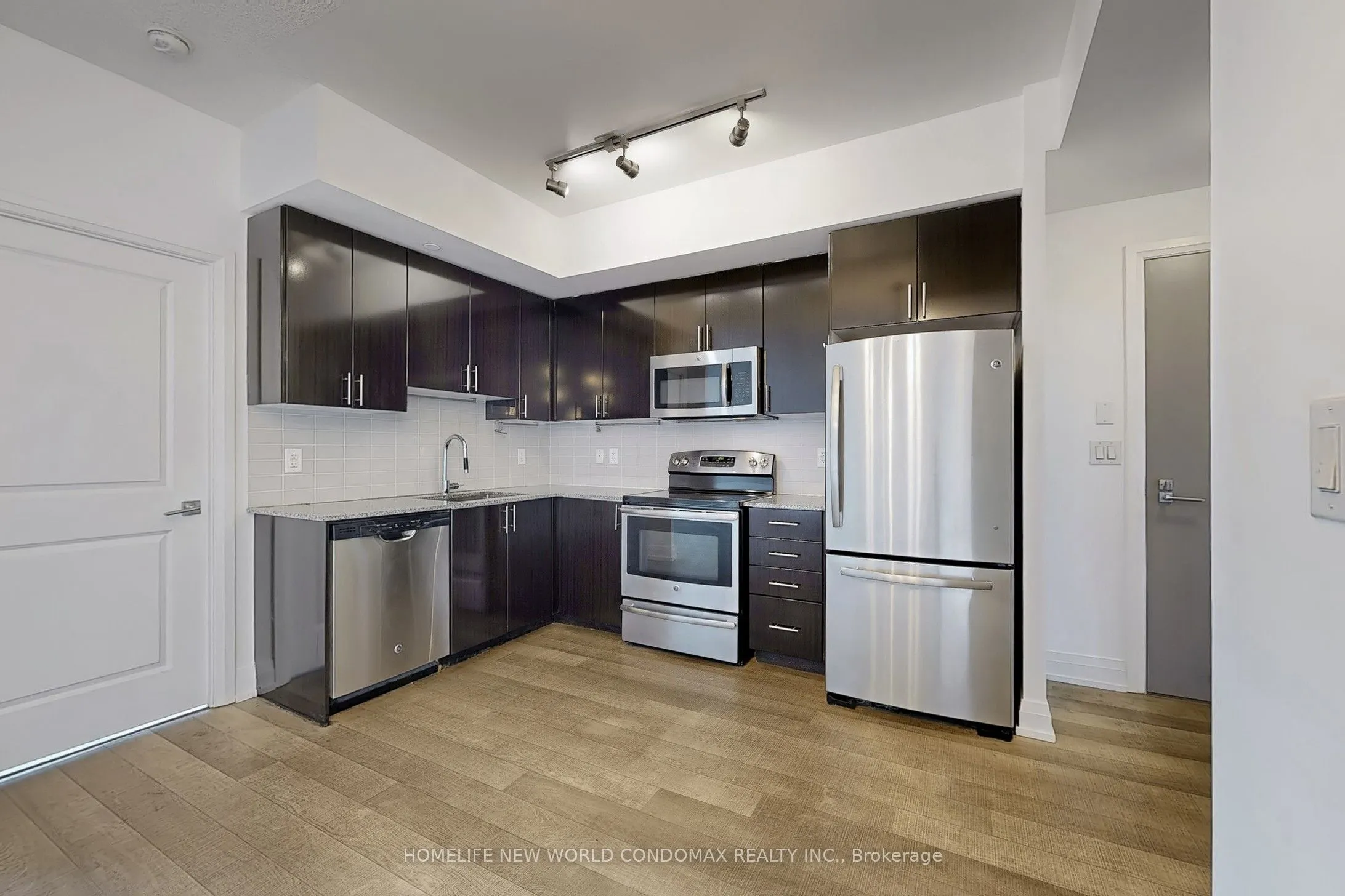 7165 Yonge Street, #1906