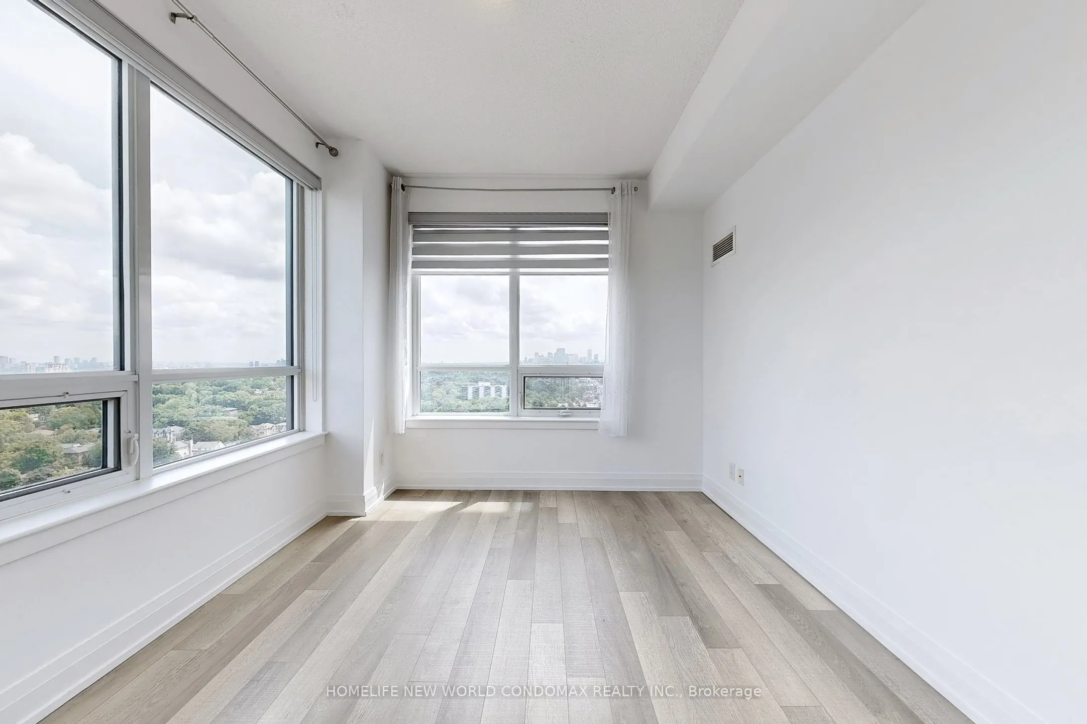 7165 Yonge Street, #1906