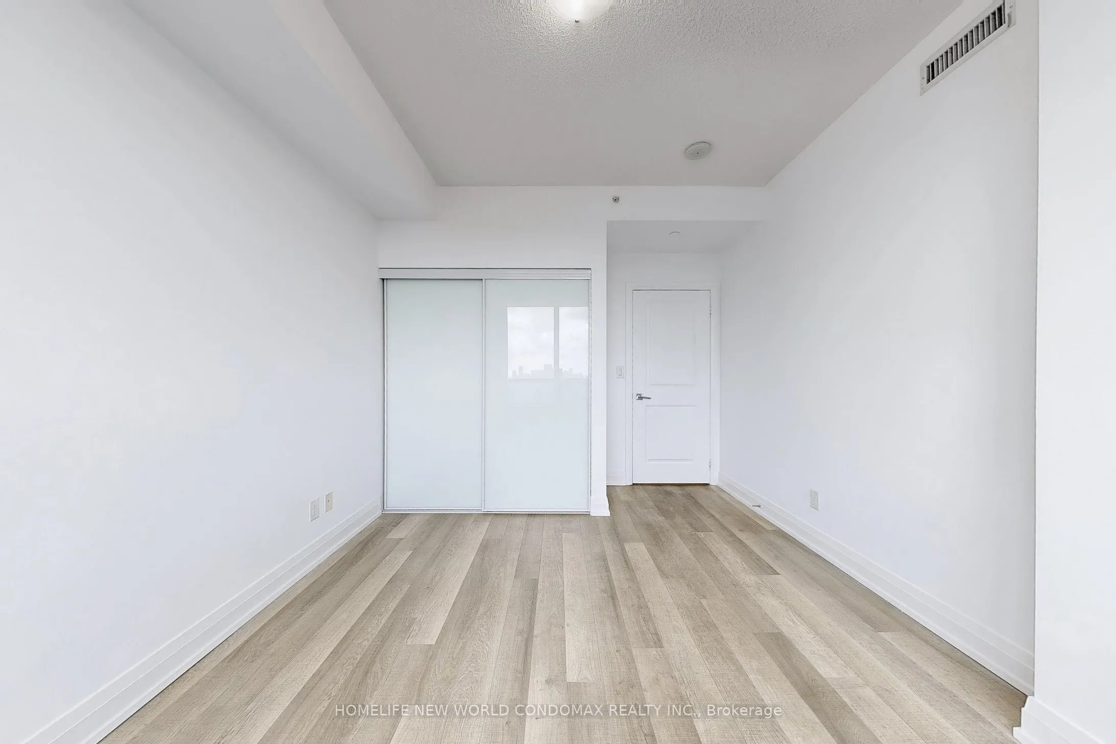 7165 Yonge Street, #1906