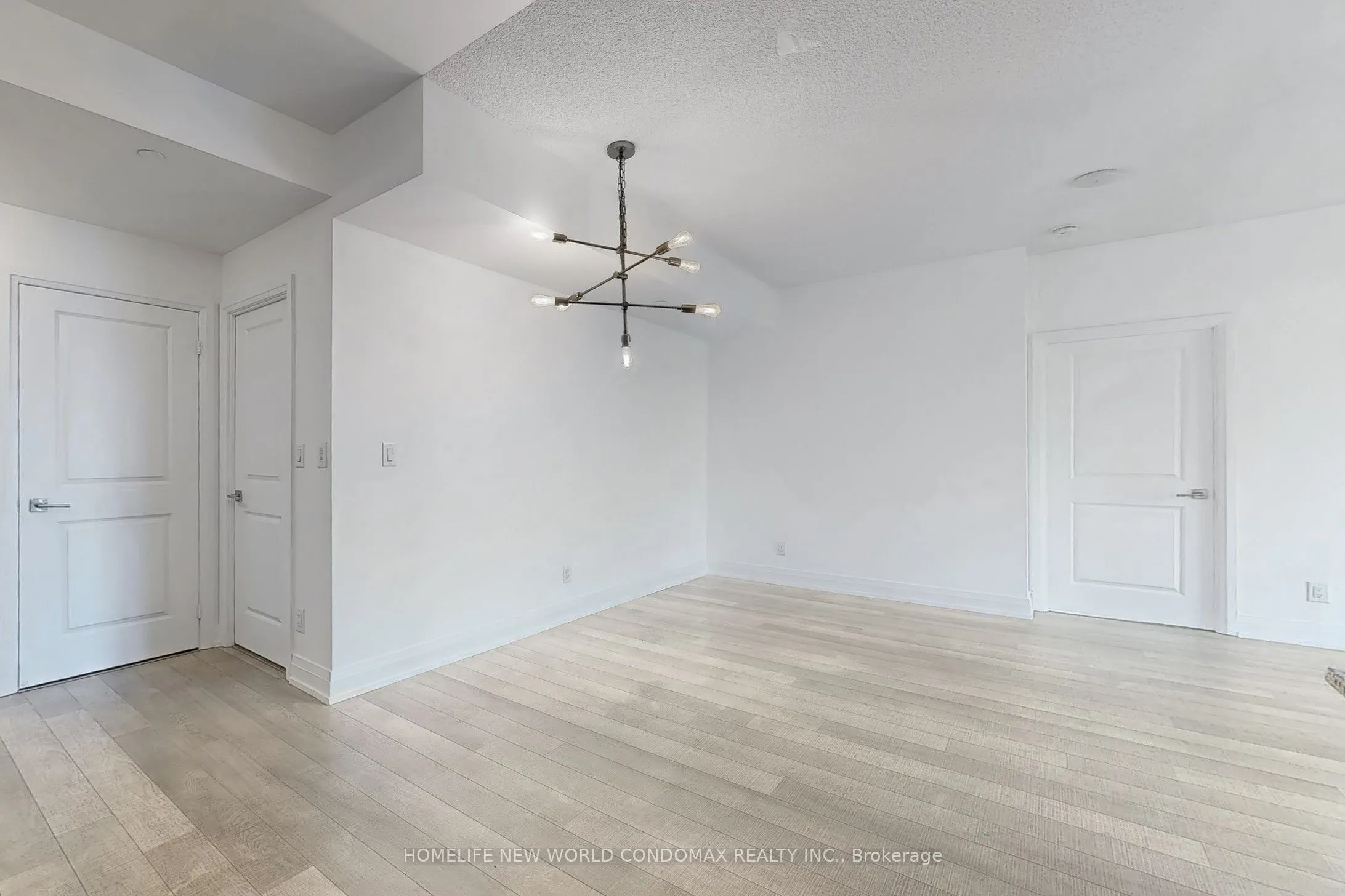 7165 Yonge Street, #1906
