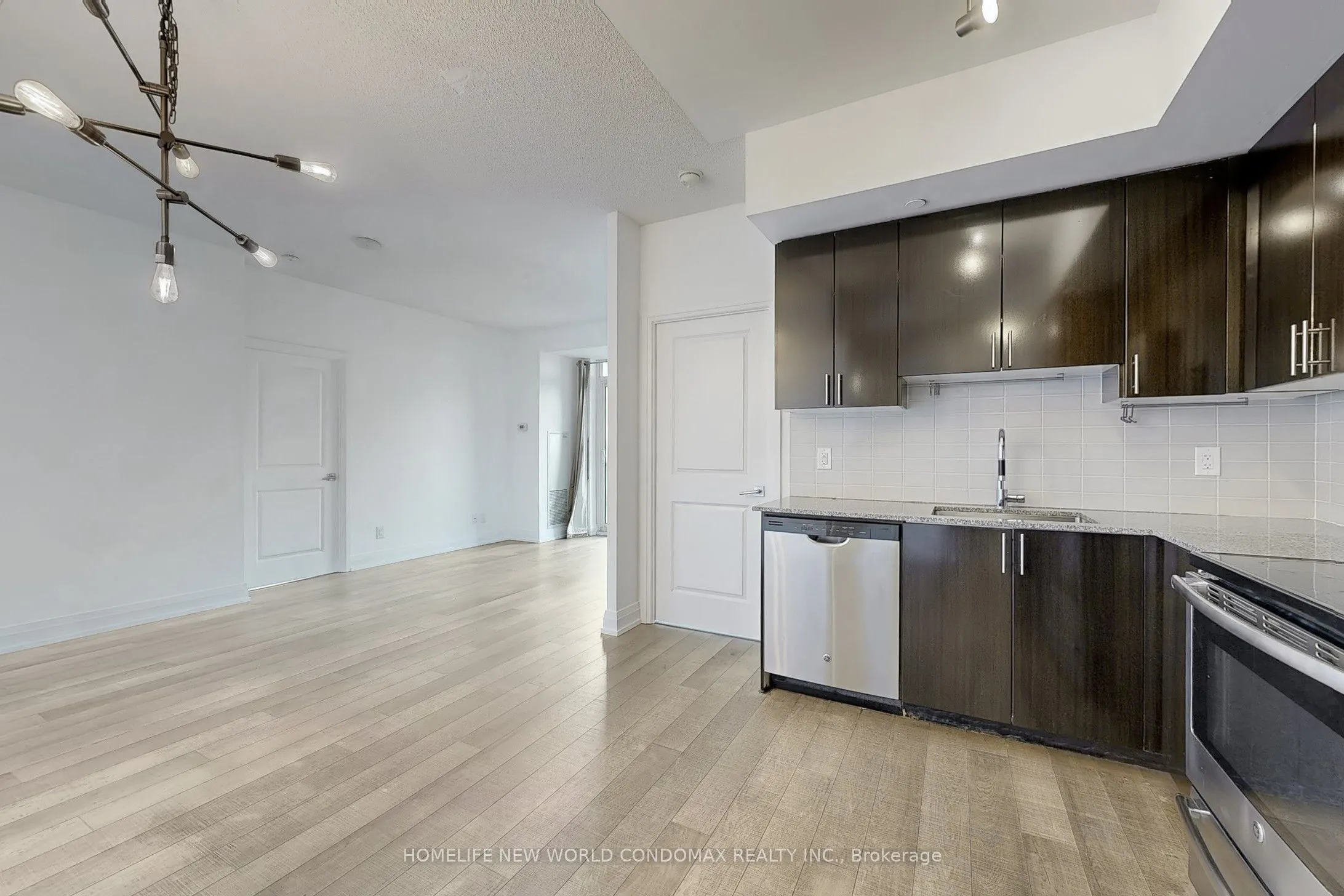 7165 Yonge Street, #1906
