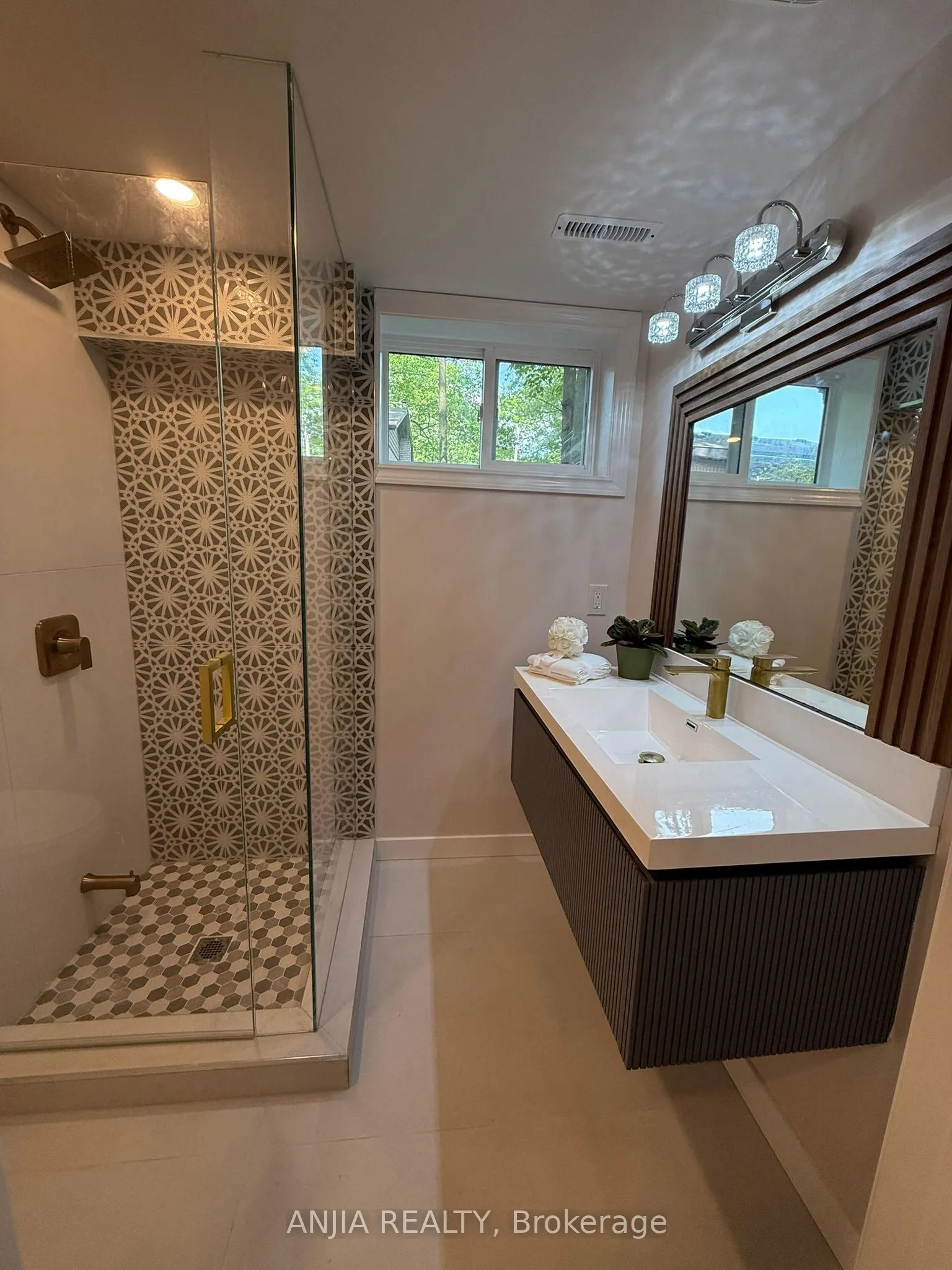 263 Queensville Side Road W