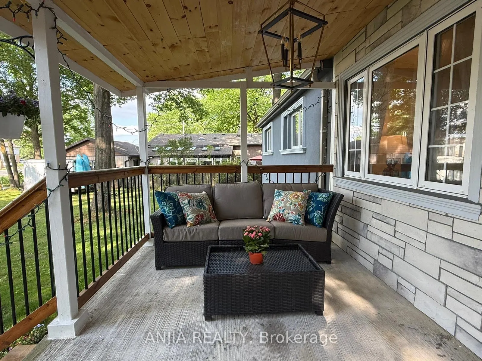 263 Queensville Side Road W