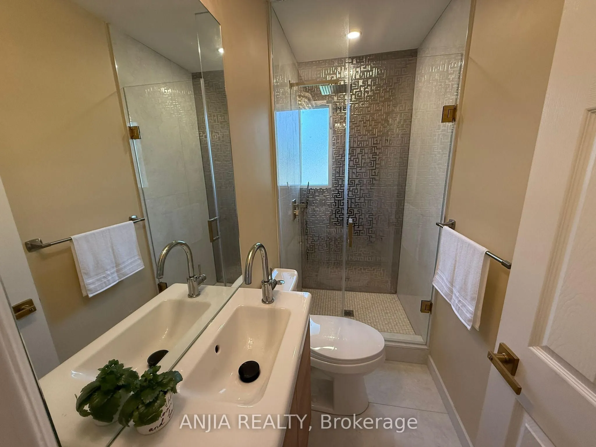 263 Queensville Side Road W