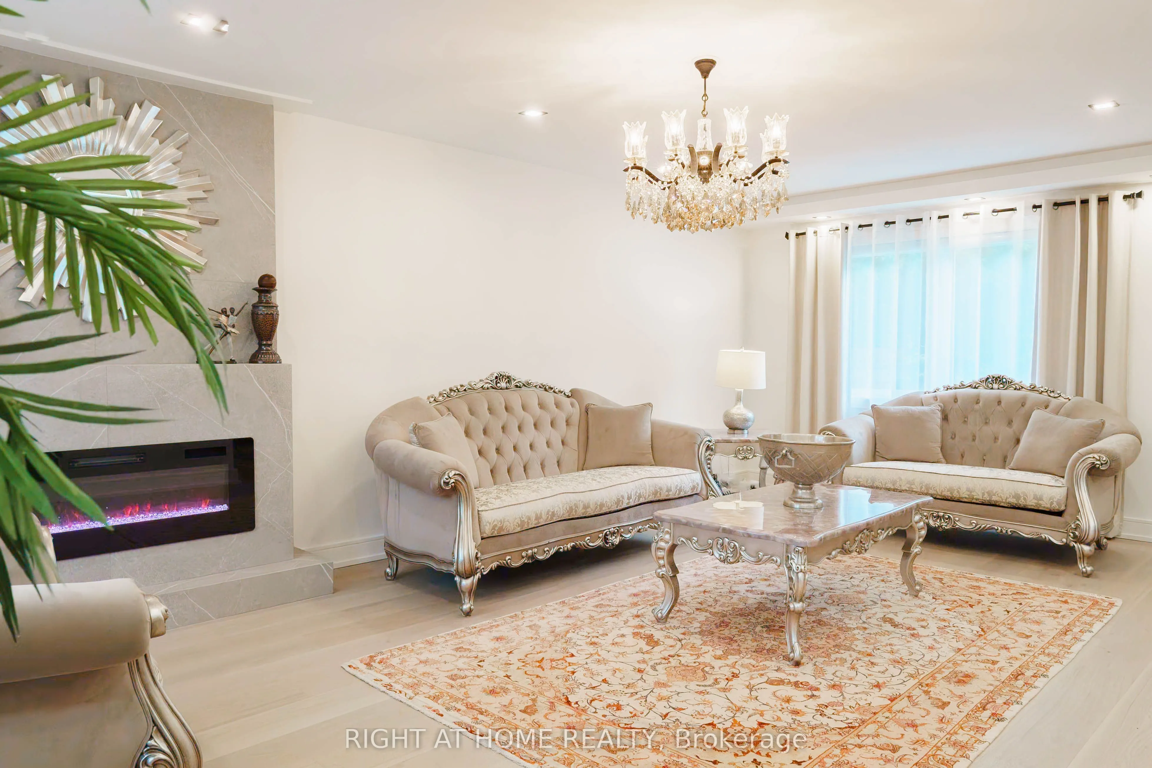 6 Ladyslipper Court N