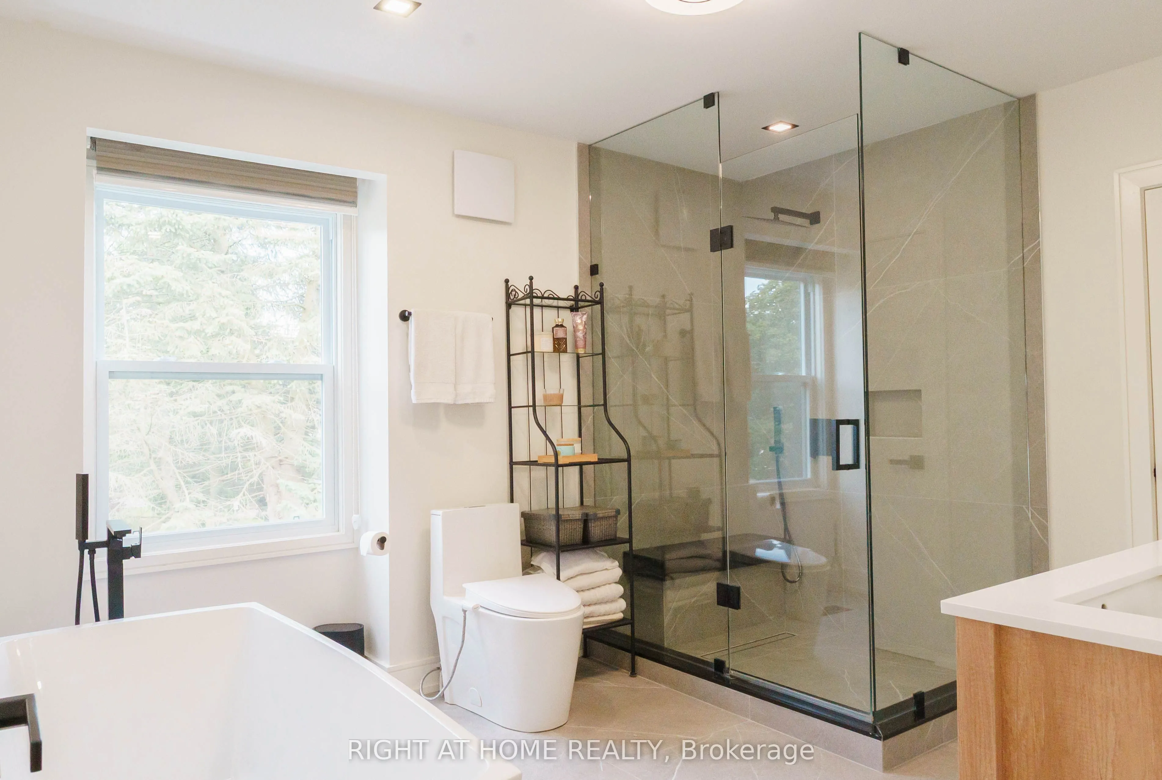 6 Ladyslipper Court N