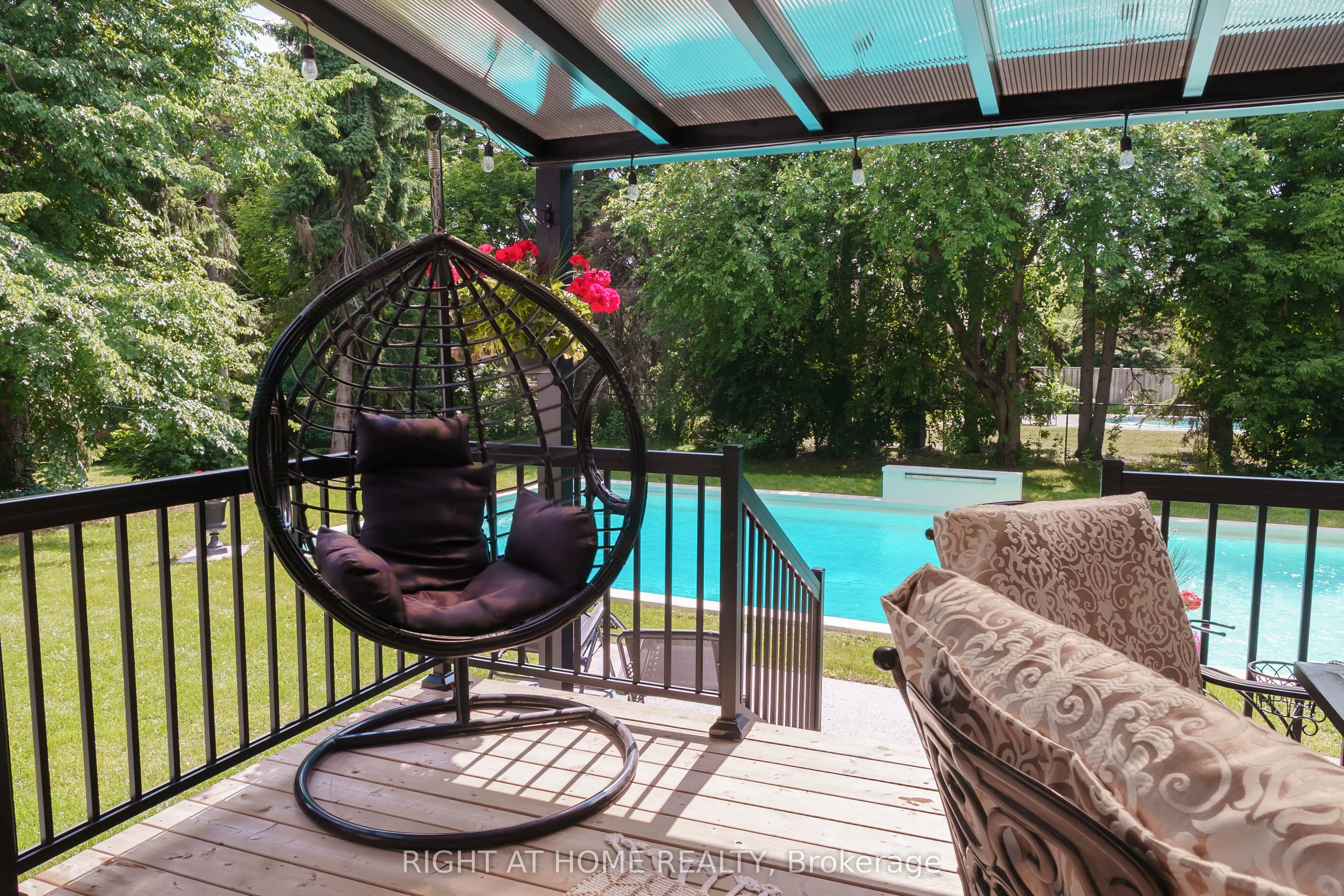 6 Ladyslipper Court N