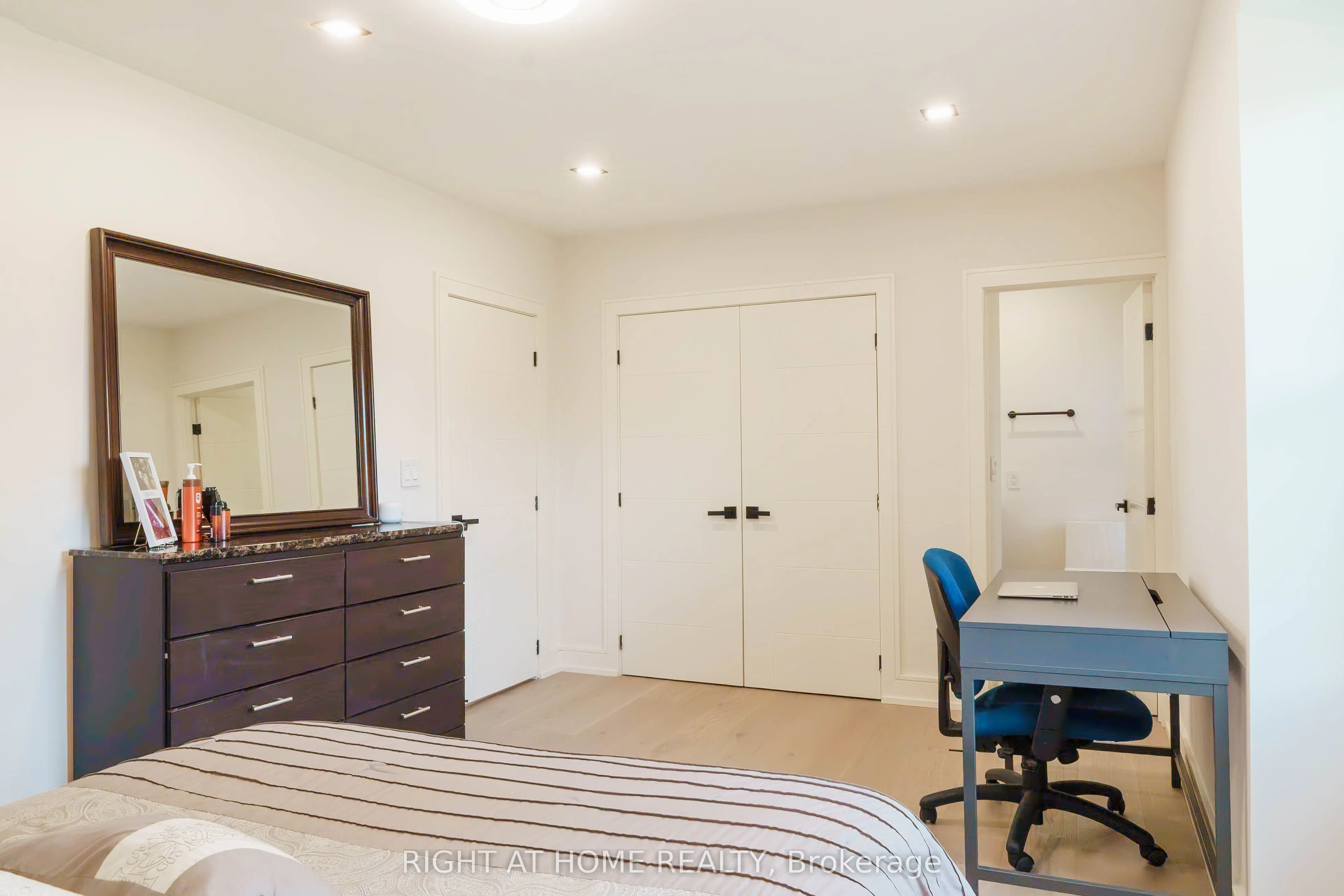6 Ladyslipper Court N