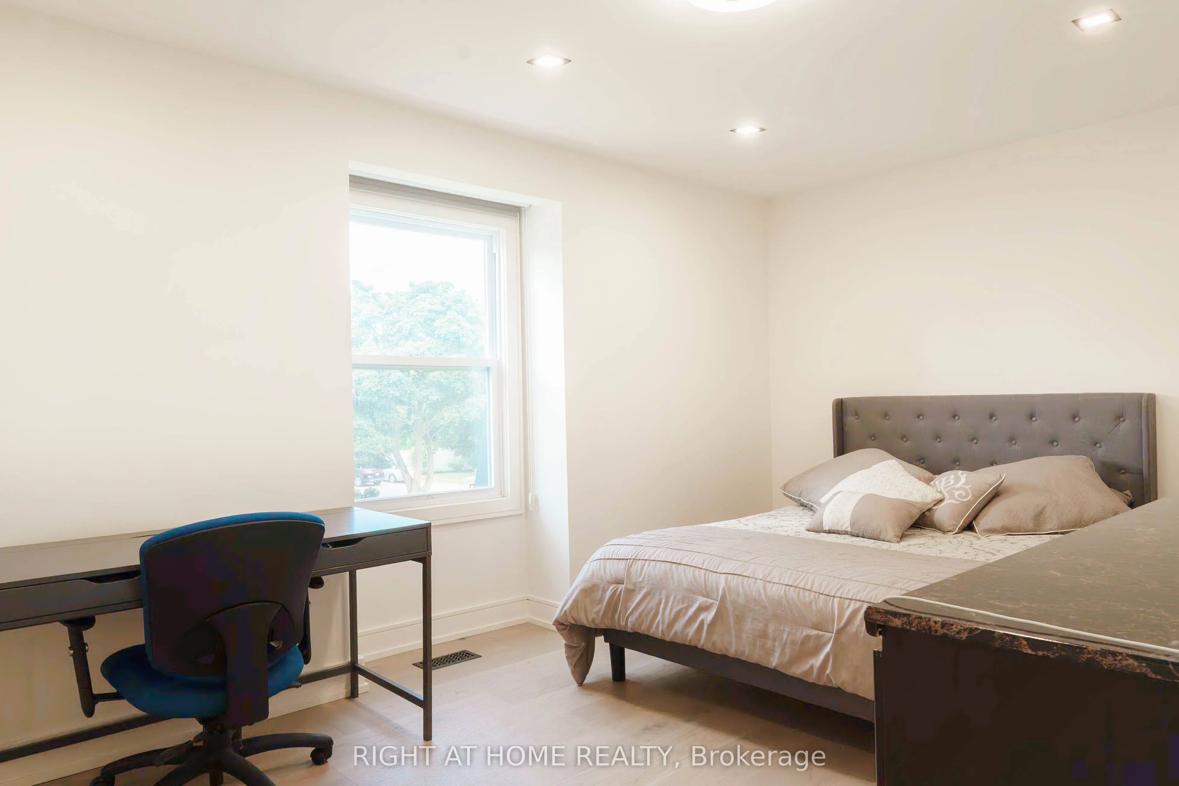 6 Ladyslipper Court N