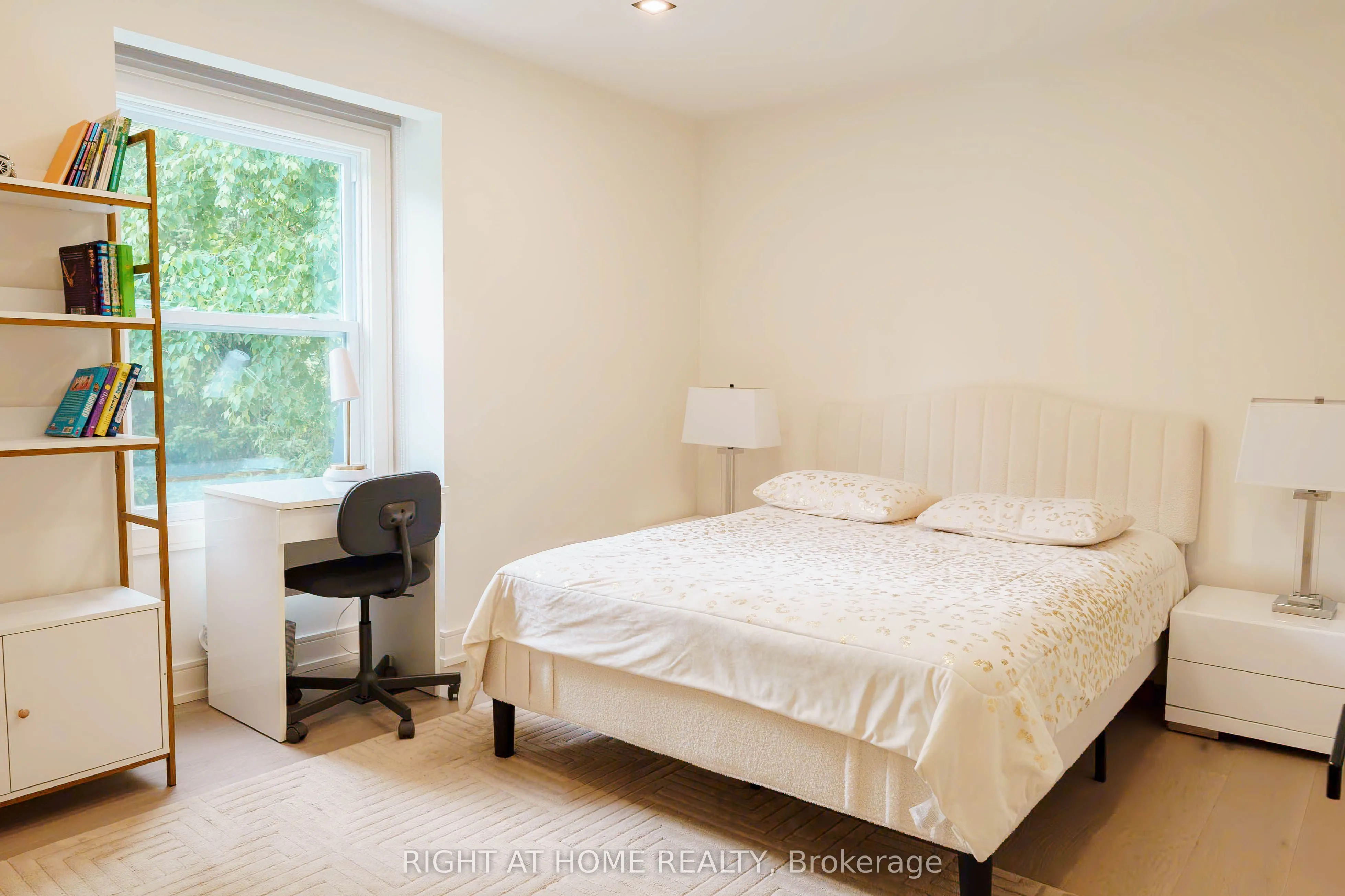 6 Ladyslipper Court N