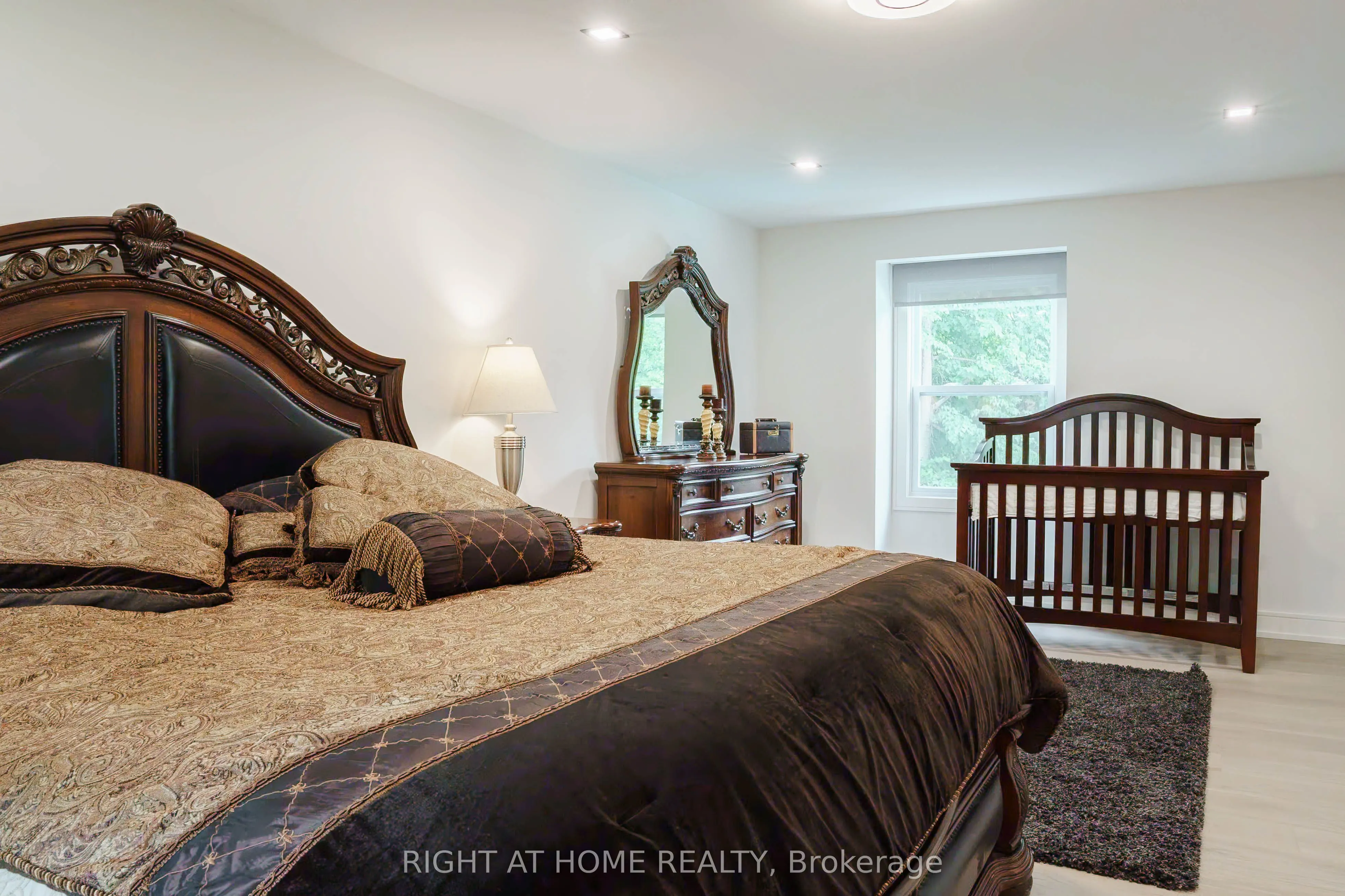 6 Ladyslipper Court N