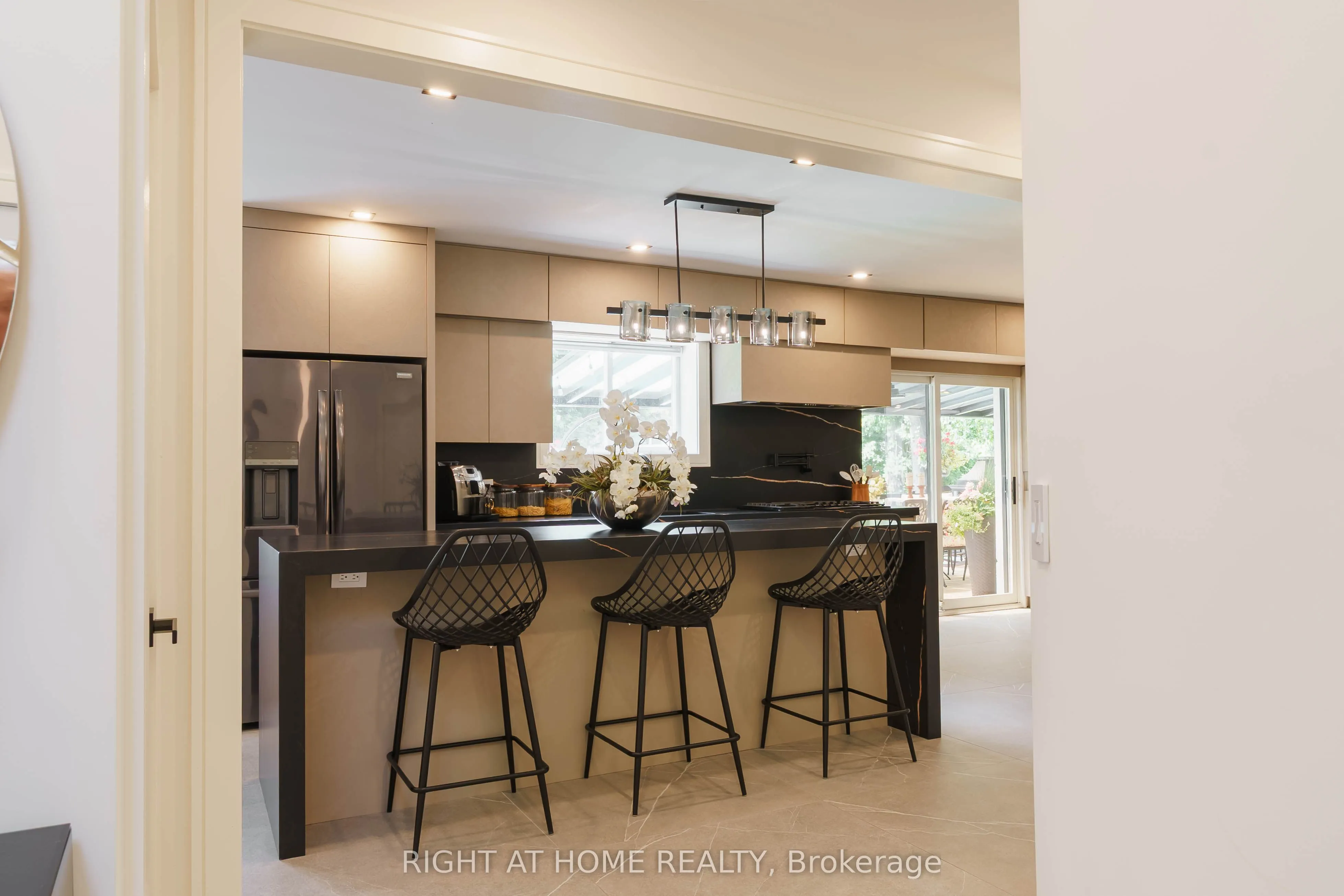 6 Ladyslipper Court N