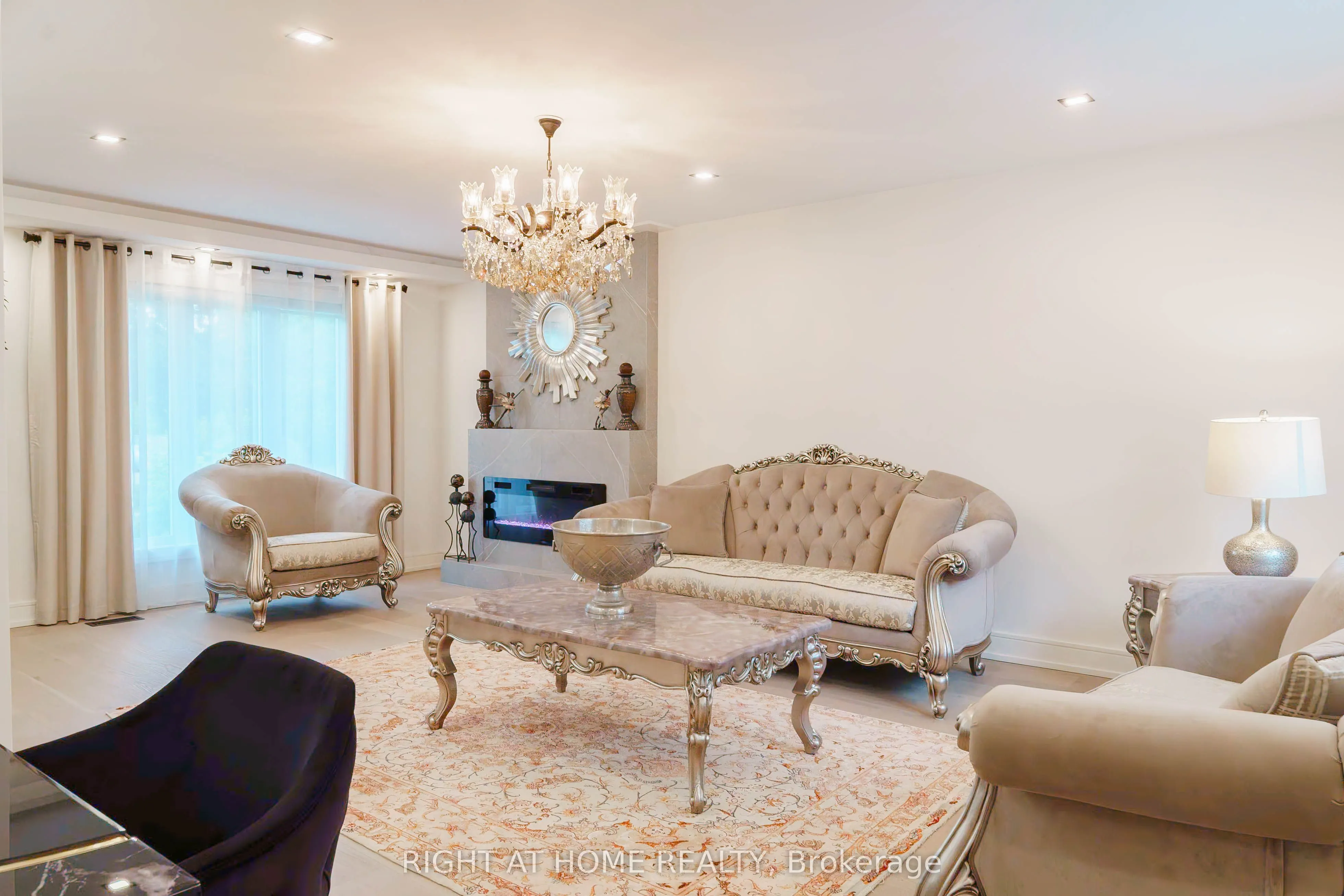 6 Ladyslipper Court N