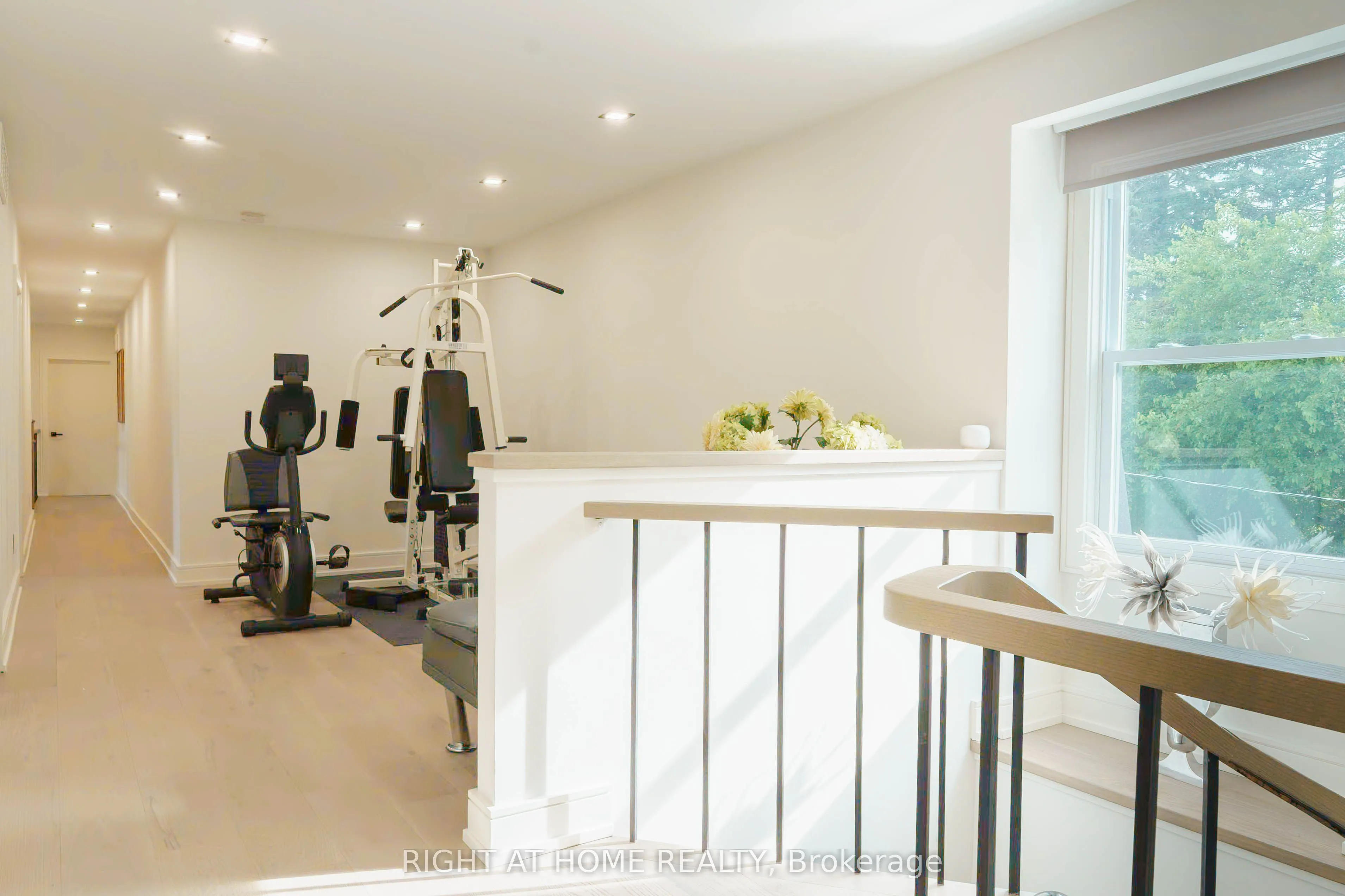 6 Ladyslipper Court N