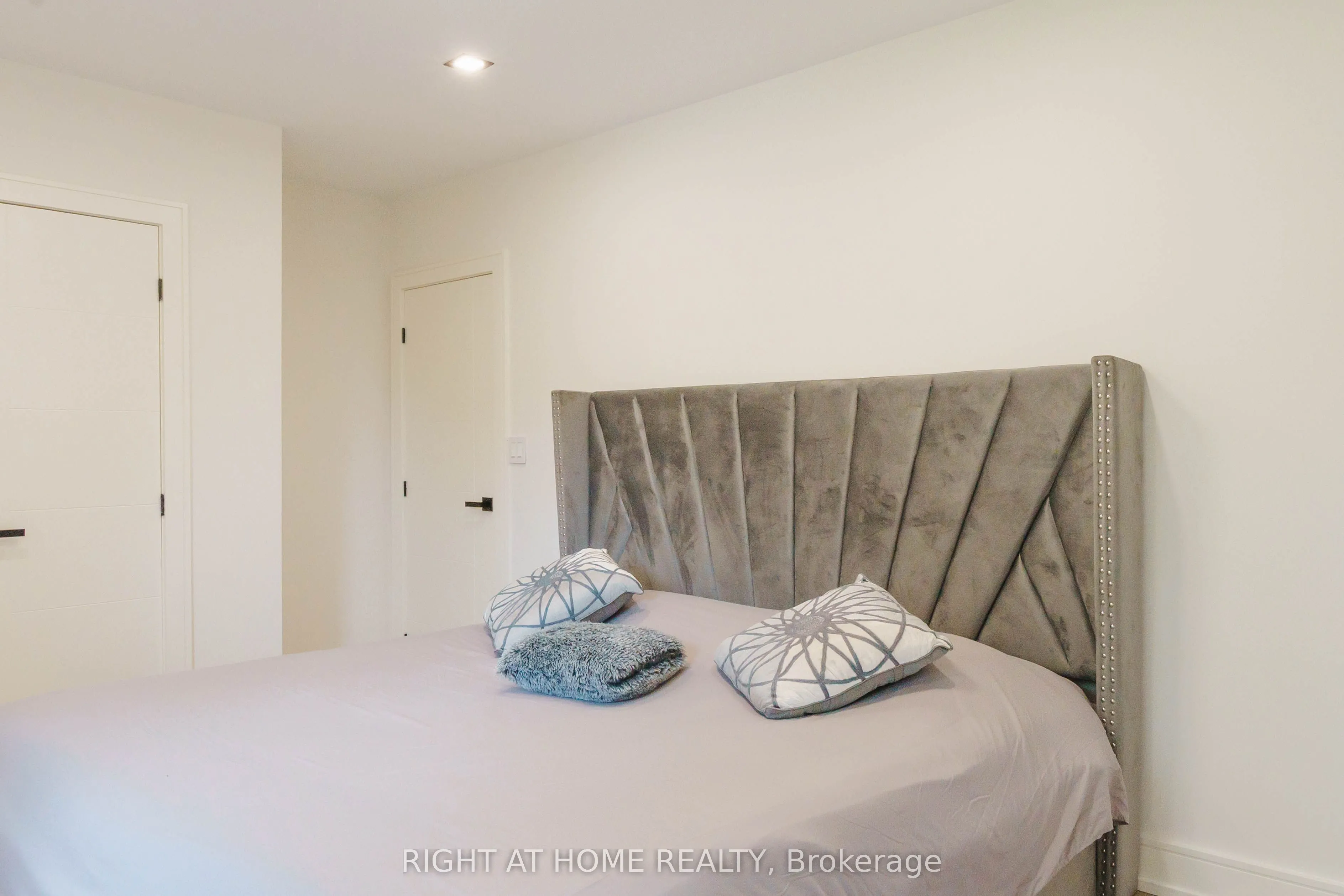 6 Ladyslipper Court N
