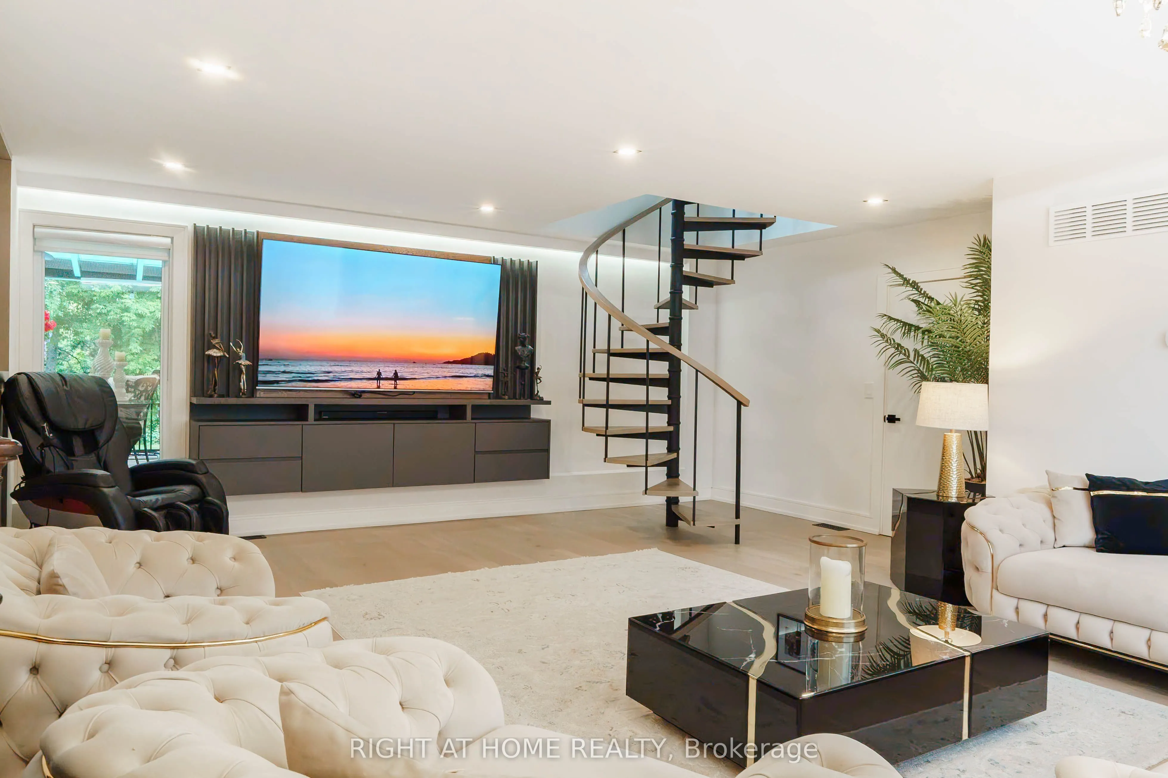 6 Ladyslipper Court N