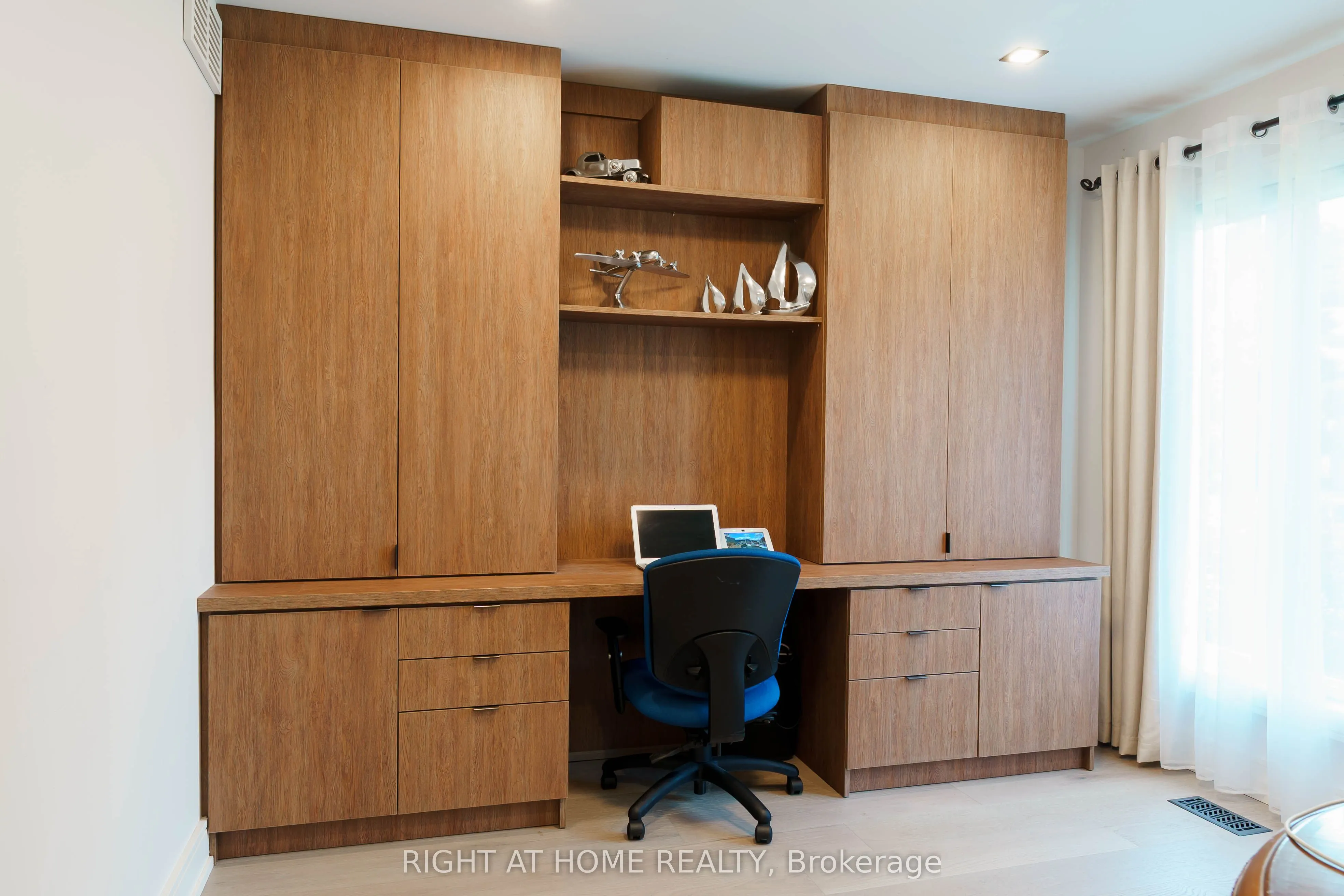 6 Ladyslipper Court N